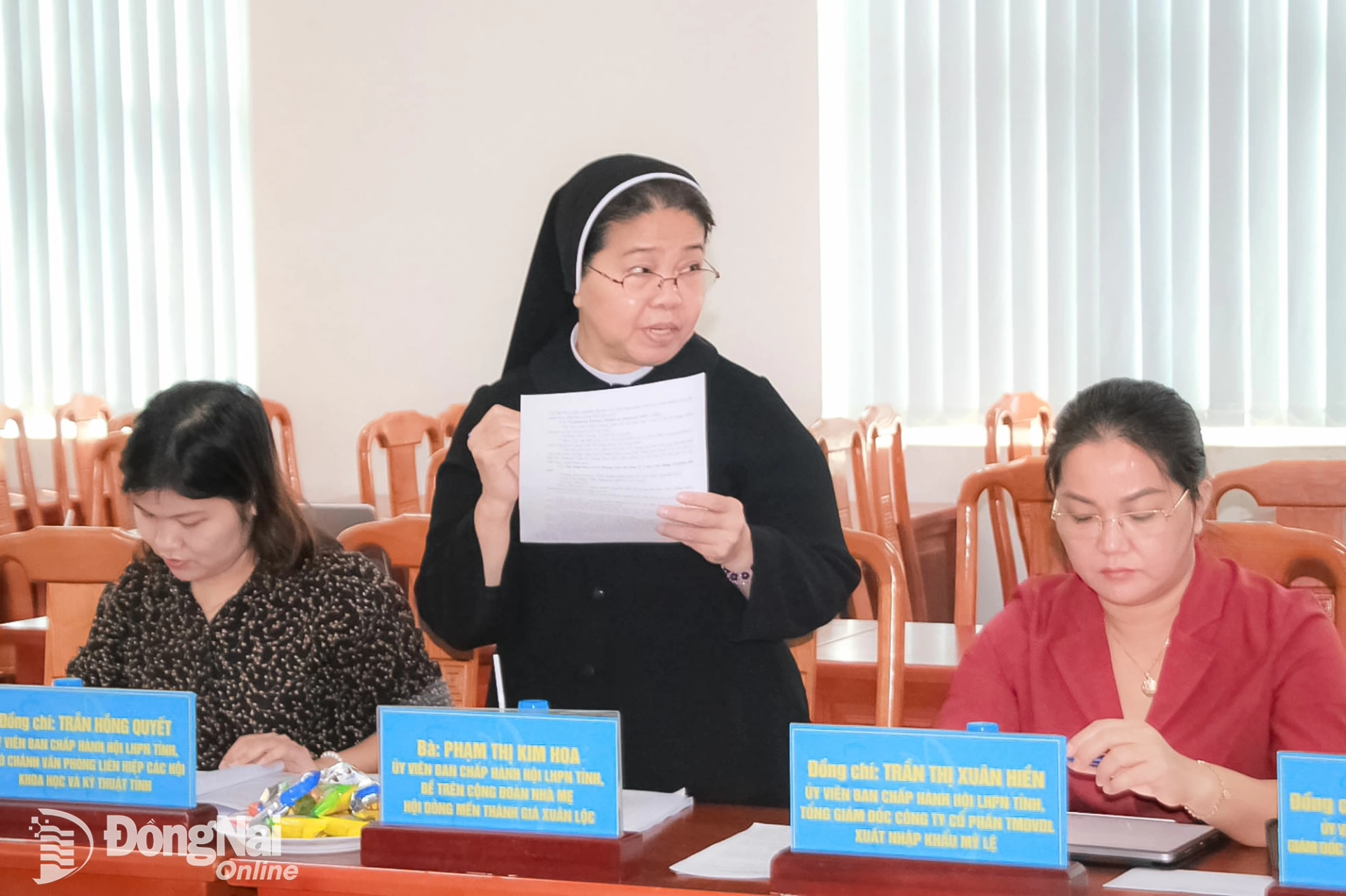 Ủy viên Ban Chấp hành Hội Liên hiệp Phụ nữ tỉnh Đồng Nai Phạm Thị Kim Hoa, Hội dòng mến thánh giá Xuân Lộc góp ý tại hội nghị. Ảnh: Nga Sơn