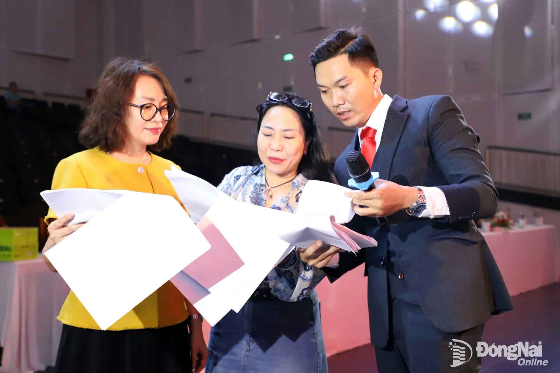 Nguyen Thi Minh Nham, Member of the Provincial Party Committee and Editor-in-Chief of DNNRTV, gives directions at the program’s rehearsal. Photo: My Ny