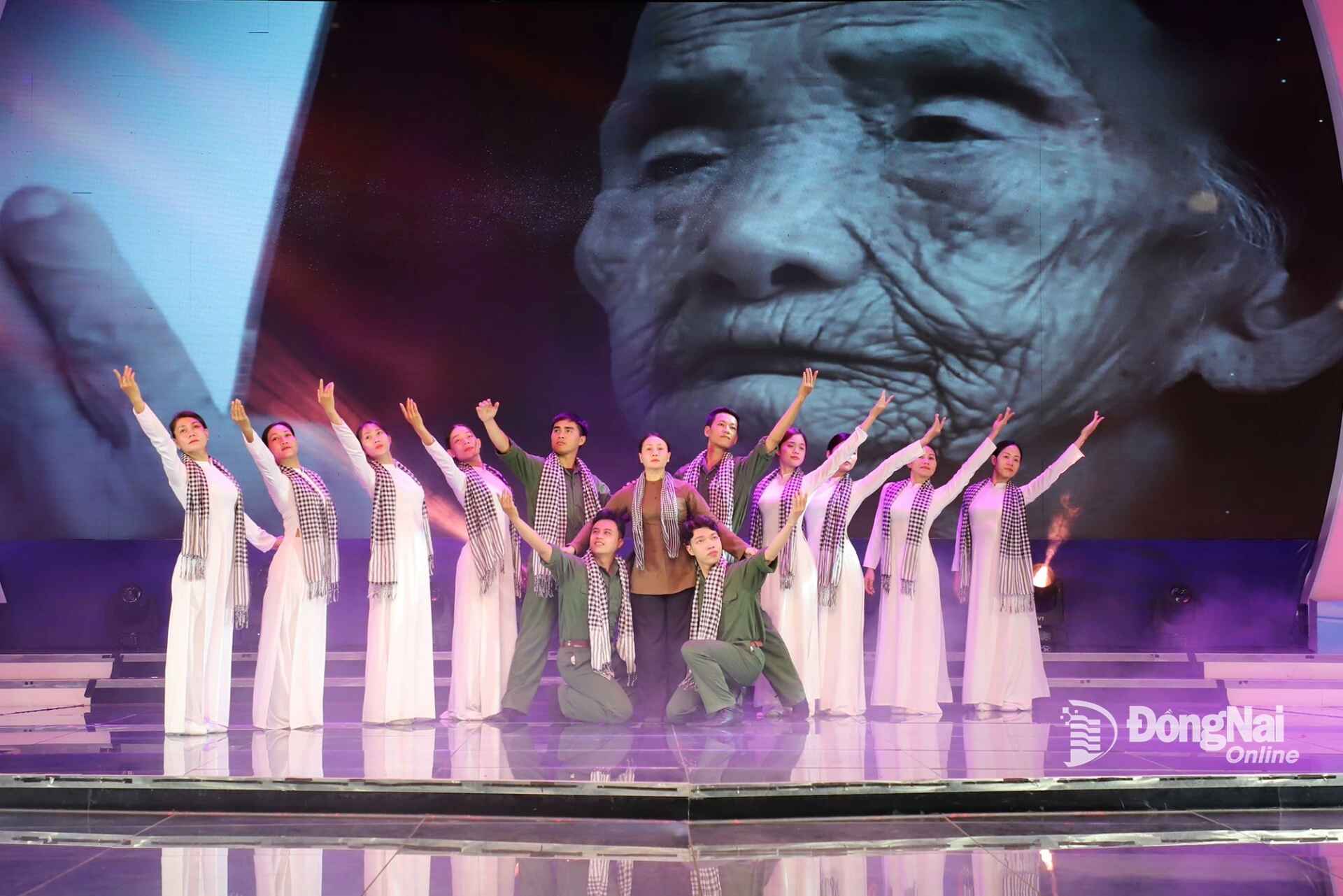There is an art performance during the talk show Dong Nai and the whole country enter the new era. Photo: My Ny