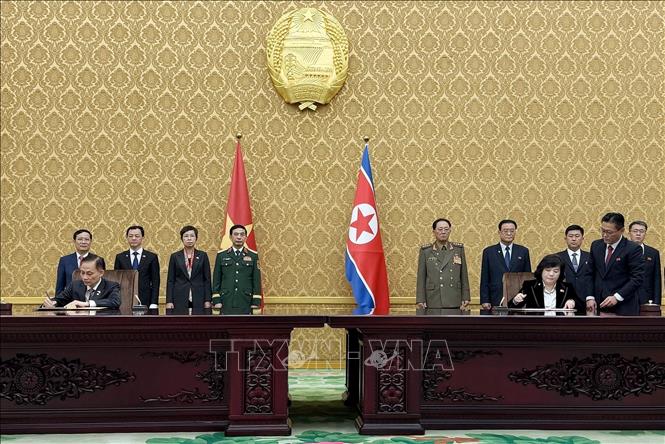 Lễ ký Ý định thư giữa Bộ Quốc phòng Việt Nam và Bộ Quốc phòng Triều Tiên về hợp tác trong lĩnh vực quốc phòng. Ảnh: Hồng Điệp/TTXVN
