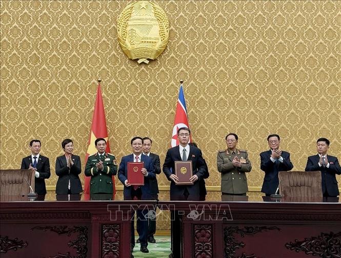 Lễ ký Bản ghi nhớ giữa Liên đoàn Thương mại và Công nghiệp Việt Nam và Phòng Thương mại Triều Tiên. Ảnh: Hồng Điệp/TTXVN
