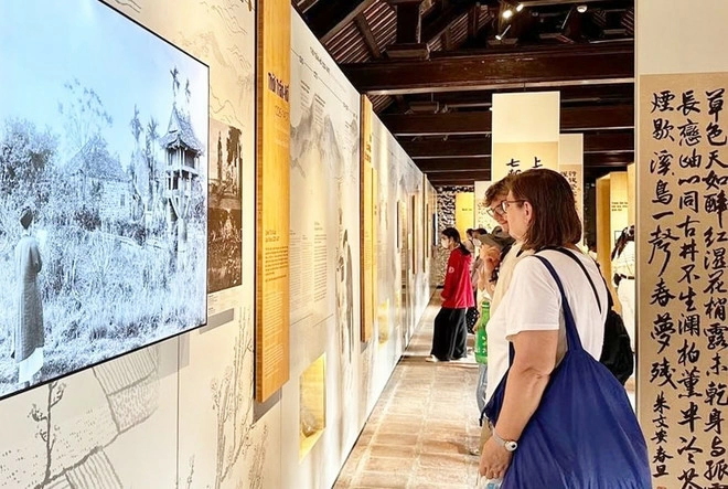 Foreigners visit the Temple of Literature in Hanoi (Photo: hanoimoi.vn)