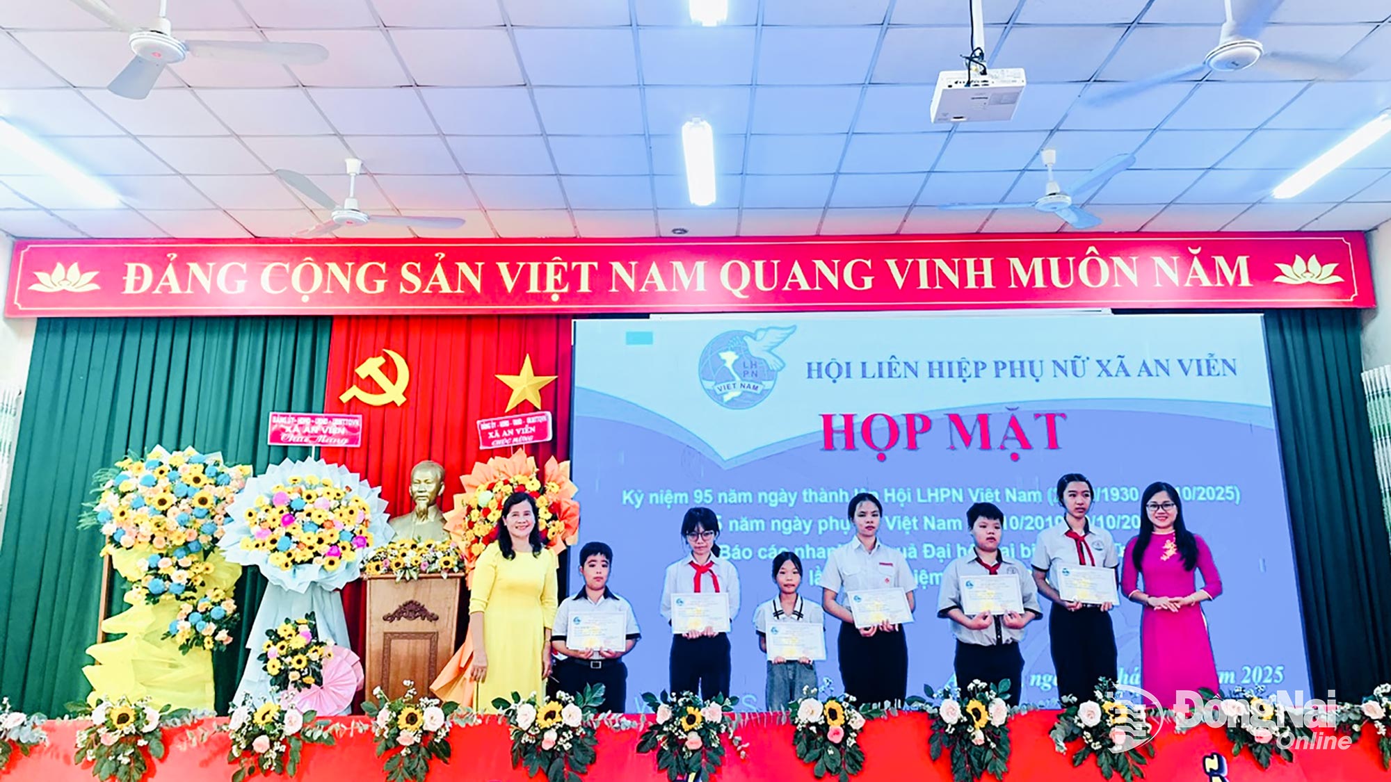 Trao học bổng cho học sinh học giỏi, sống tốt năm học 2024-2025. Ảnh: Thu Bồn