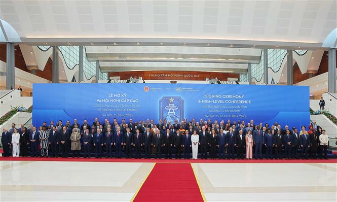 Chủ tịch nước Lương Cường và Tổng Thư ký Liên hợp quốc António Guterres chụp ảnh chung với các Trưởng đoàn dự Lễ mở ký Công ước Hà Nội. Ảnh: TTXVN
