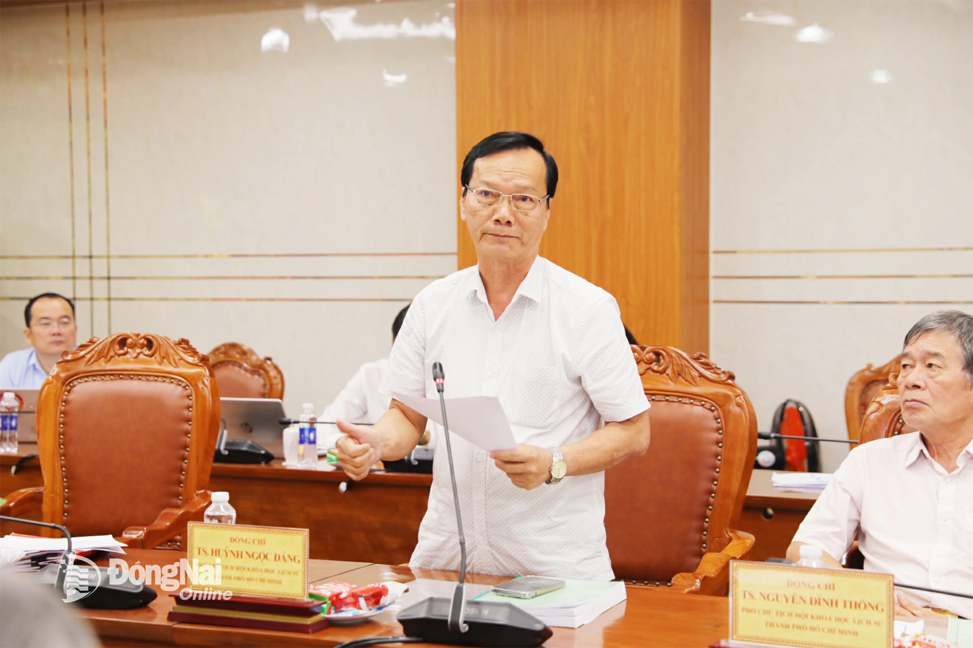 TS Huỳnh Ngọc Đáng, Phó Chủ tịch Hội Khoa học Lịch sử Thành phố Hồ Chí Minh phát biểu tại hội thảo. Ảnh: Huy Anh
