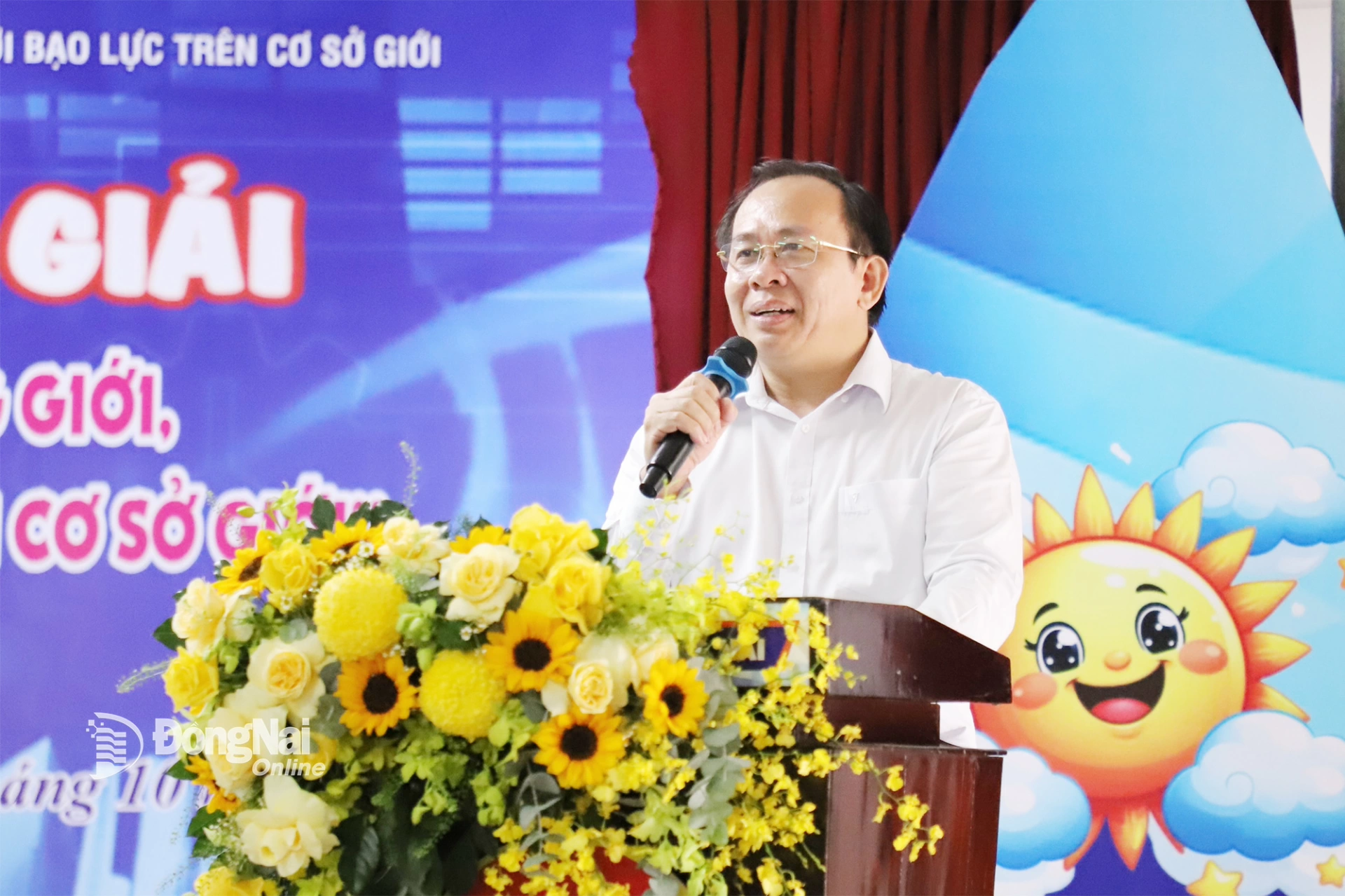 Ha Thanh Tung, Deputy Director of the Dong Nai Department of Home Affairs and Head of the Contest’s Organizing Committee, speaks at the closing and award ceremony. Photo: My Ny