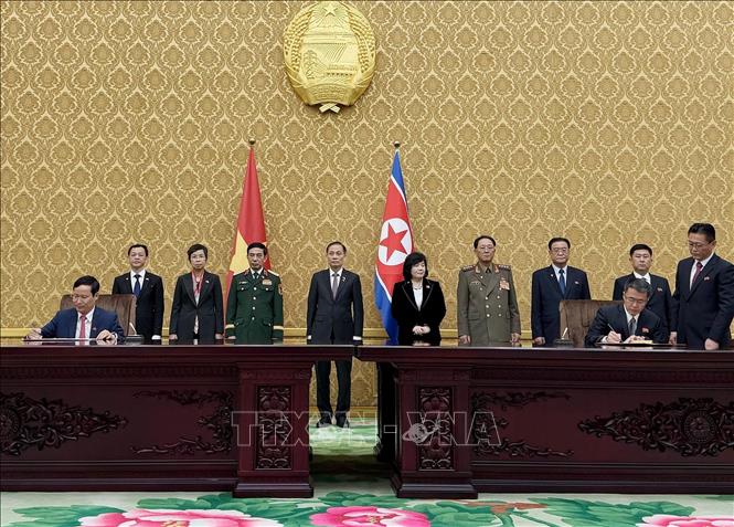 Lễ ký Bản ghi nhớ giữa Liên đoàn Thương mại và Công nghiệp Việt Nam và Phòng Thương mại Triều Tiên. Ảnh: Hồng Điệp/TTXVN
