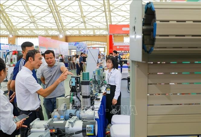 Visitors explore the exhibition booths at the Vietnam International Door Industry Exhibition 2025. (Photo: VNA)