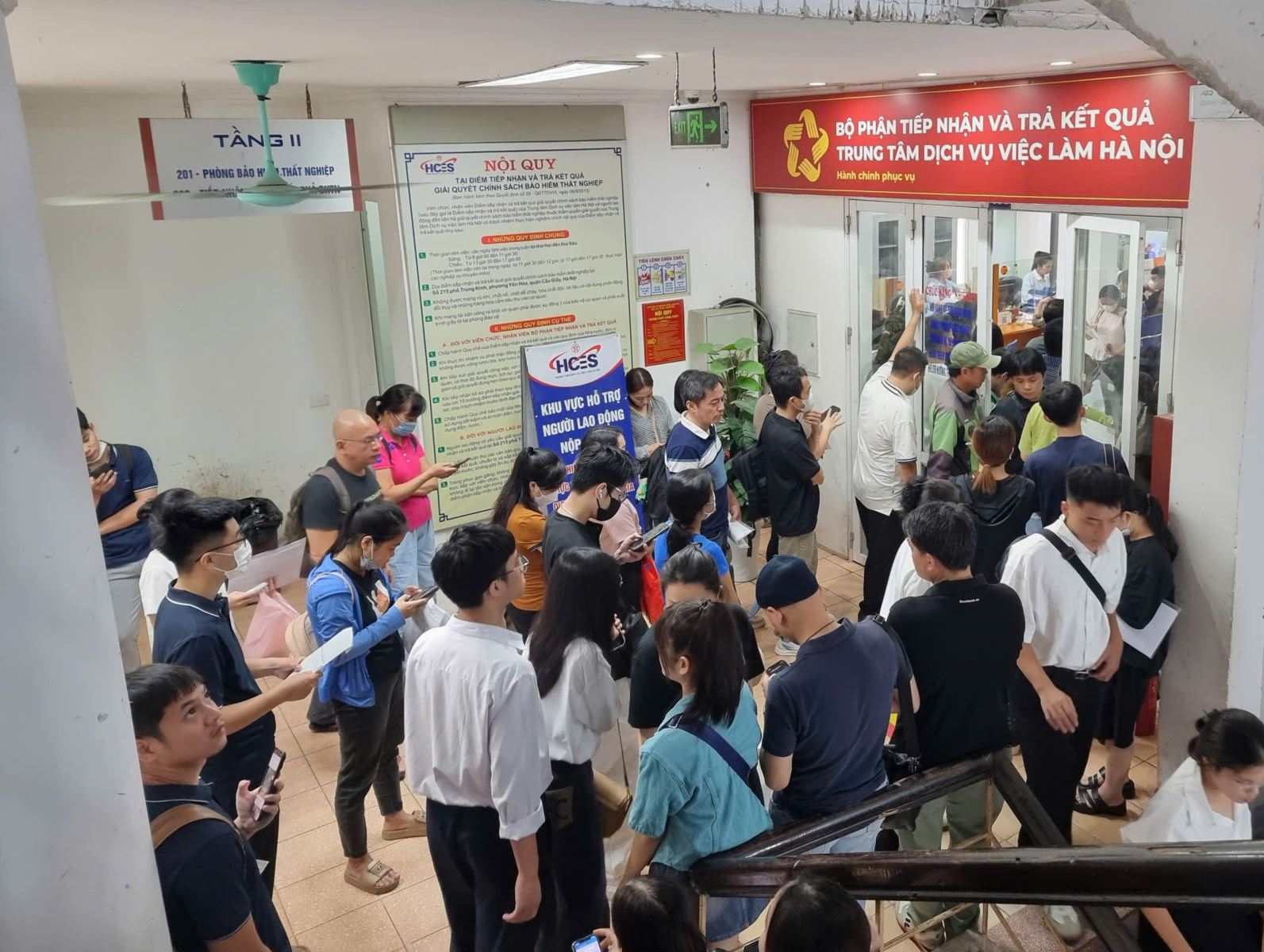 Người lao động đến làm thủ tục nhận bảo hiểm thất nghiệp tại Trung tâm Dịch vụ việc làm Hà Nội. Ảnh: XC