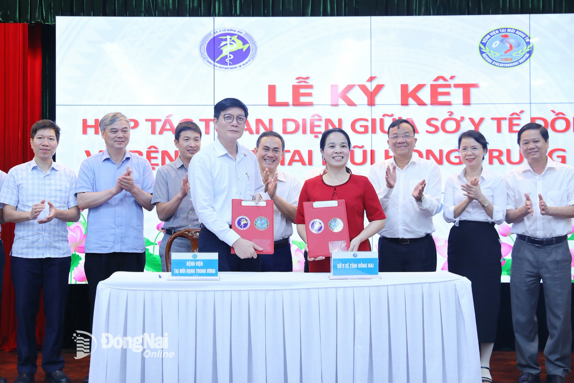 Leaders of the Dong Nai Department of Health and NOH sign a comprehensive cooperation agreement. Photo: Huy Anh