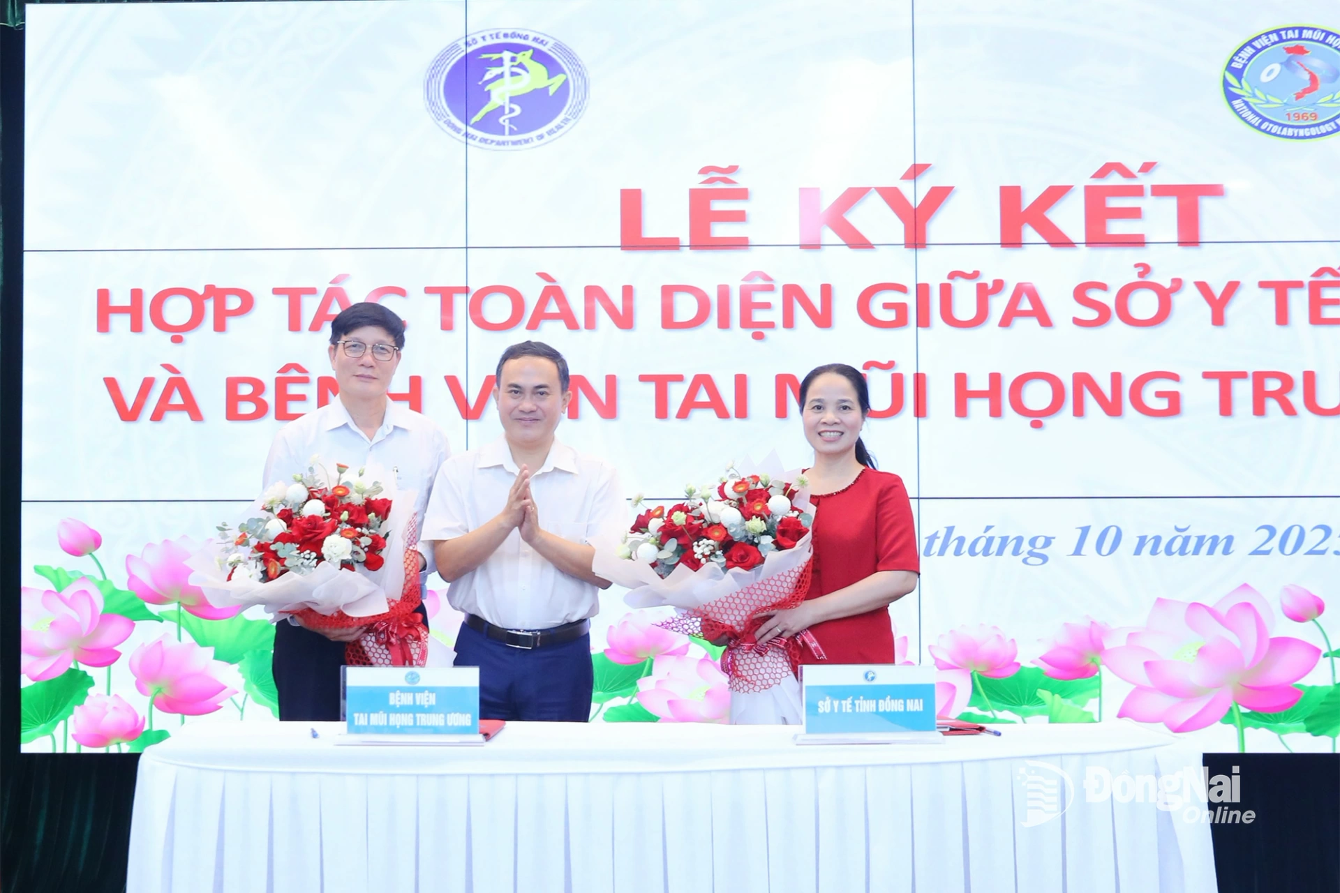 Le Truong Son, Member of the Dong Nai Party Standing Committee and Vice Chairman of the Provincial People’s Committee, presents flowers to congratulate the leaders of the two units on signing the cooperation agreement. Photo: Huy Anh