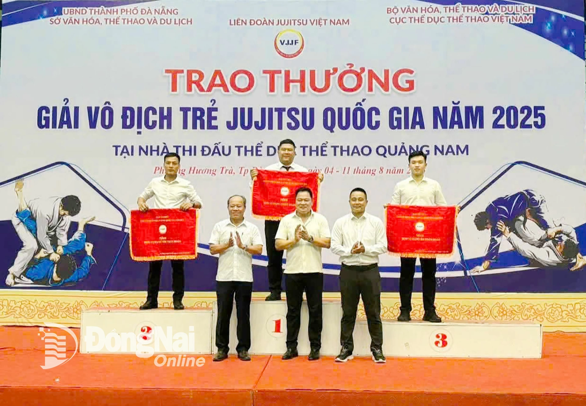 Đồng Nai nhận cờ hạng Nhất toàn đoàn Giải vô địch trẻ Jujitsu quốc gia năm 2025. Ảnh: ĐVCC 