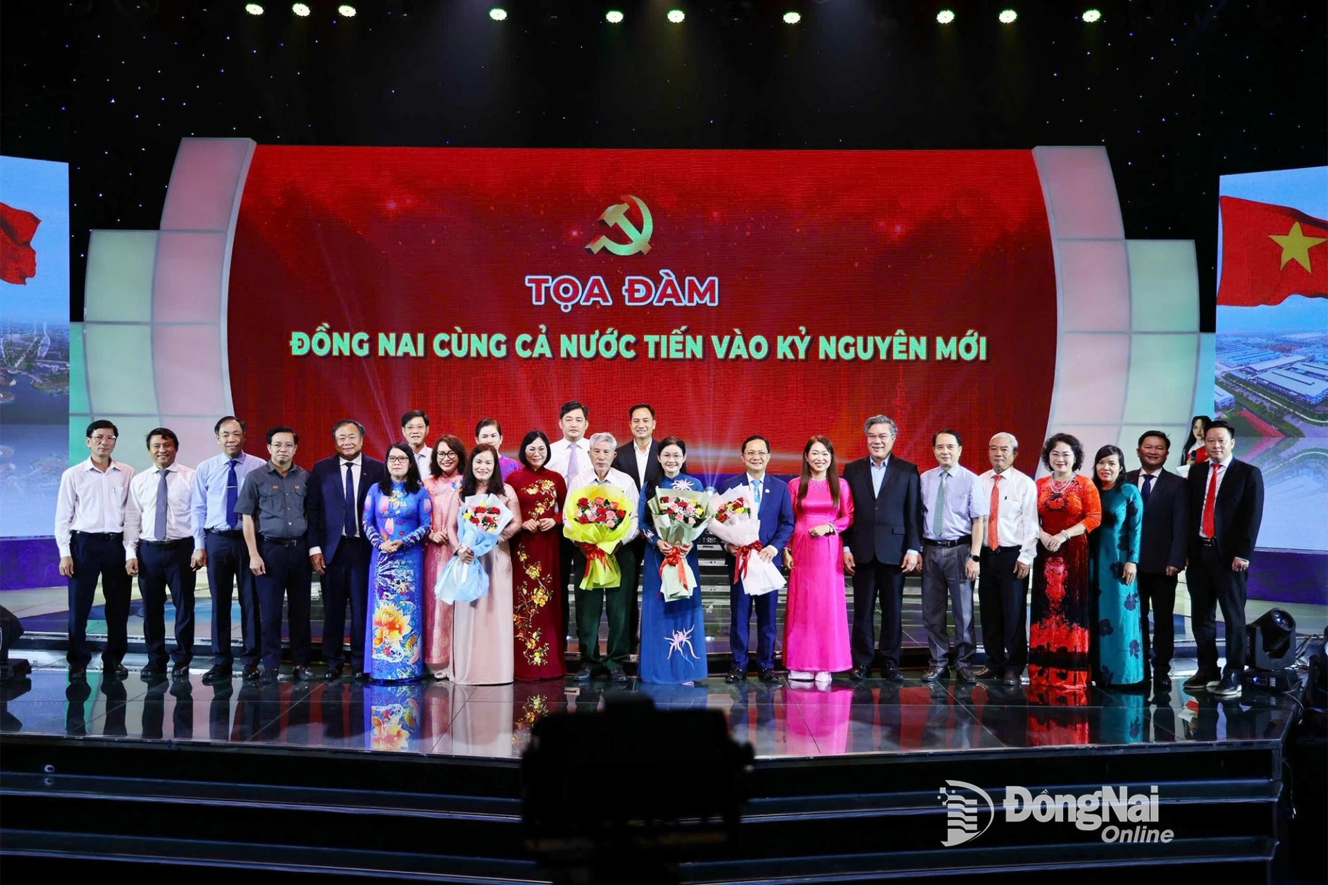 Các đồng chí lãnh đạo tỉnh, đại biểu khách mời chụp ảnh lưu niệm tại tọa đàm Đồng Nai cùng cả nước tiến vào kỷ nguyên mới do Báo và Phát thanh, Truyền hình Đồng Nai tổ chức thực hiện. Ảnh: Công Nghĩa