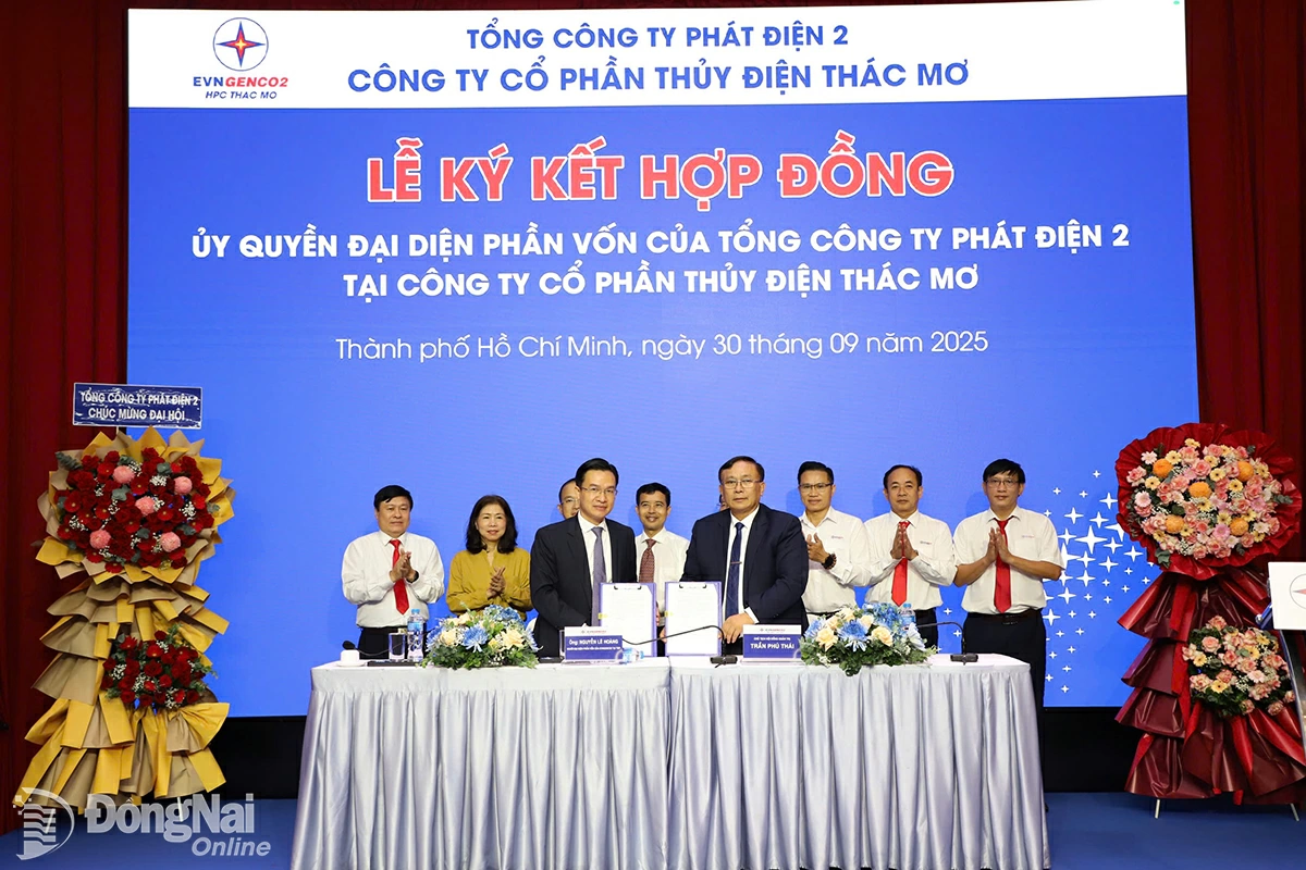 Ký kết Hợp đồng ủy quyền với người đại diện phần vốn của EVNGENCO2 tại Công ty Cổ phần Thủy điện Thác Mơ. Ảnh: Ngọc Bích
