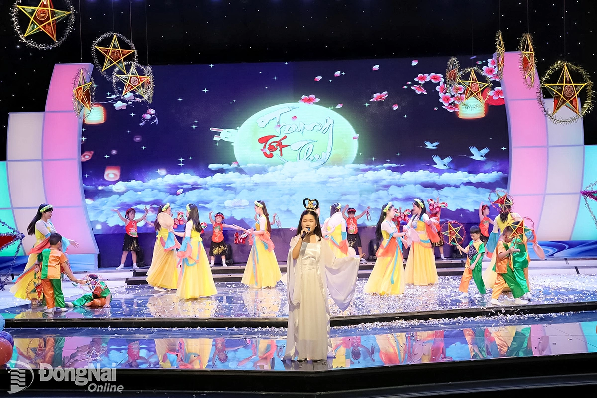 Tiết mục văn nghệ được các em thiếu nhi biểu diễn tại chương trình Đêm hội trăng rằm. Ảnh: Lâm Chia