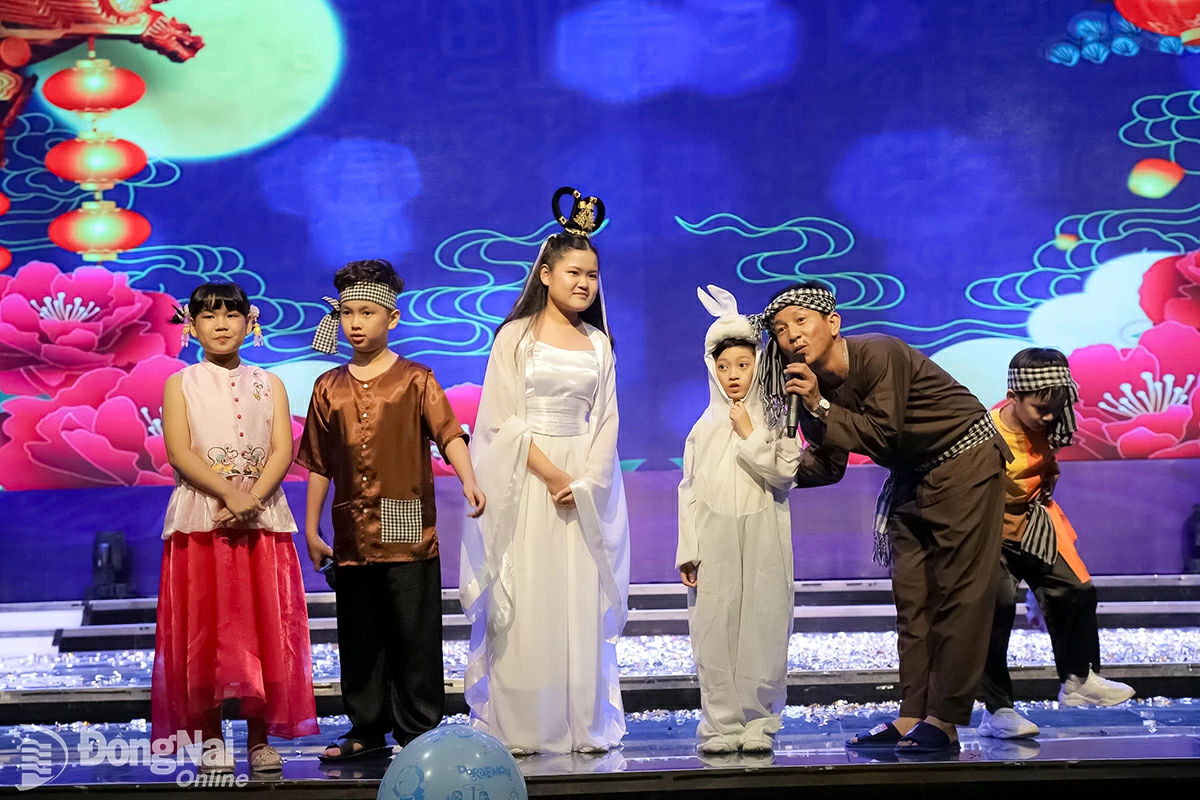 Tiết mục giao lưu cùng chú Cuội, chị Hằng và Thỏ ngọc. Ảnh: Lâm Chia