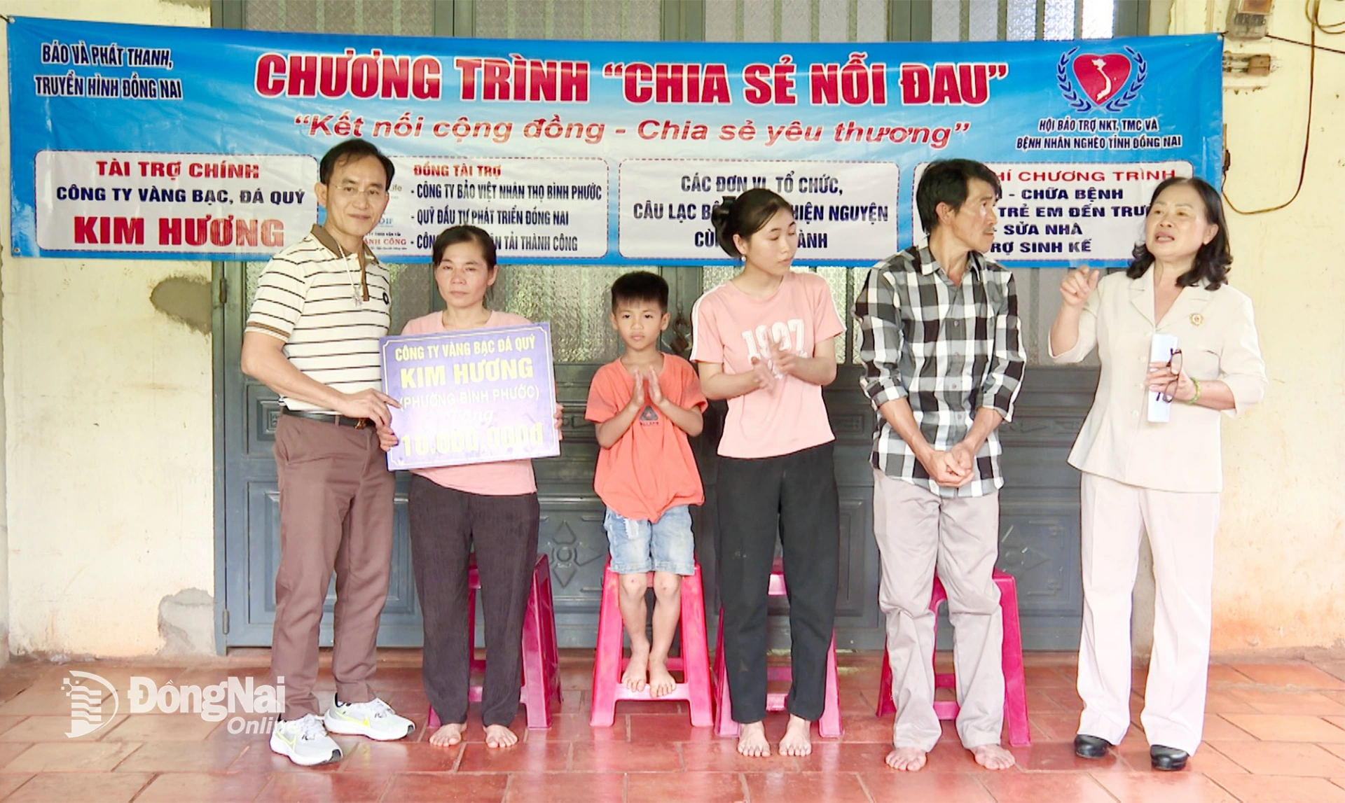 Nhà tài trợ chính Lê Hoàng Vinh, Công ty Vàng bạc Đá quý Kim Hương trao số tiền hỗ trợ 10 triệu đồng, tiếp thêm hy vọng sống cho vợ chồng chị Thiện. Ảnh: Phú Quý