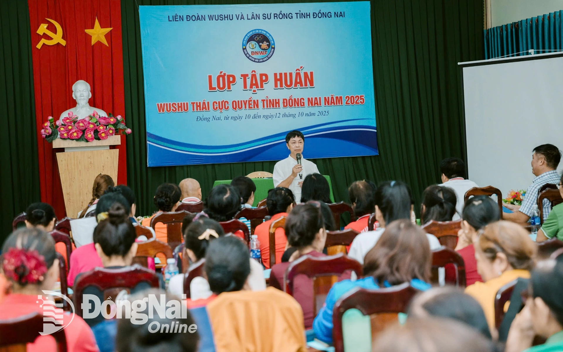 Chuyên gia đào tạo môn Wushu Thái Cực Quyền Nguyễn Hoàng Hải truyền đạt những kiến thức cơ bản cho các học viên tại lớp tập huấn. Ảnh: ĐVCC