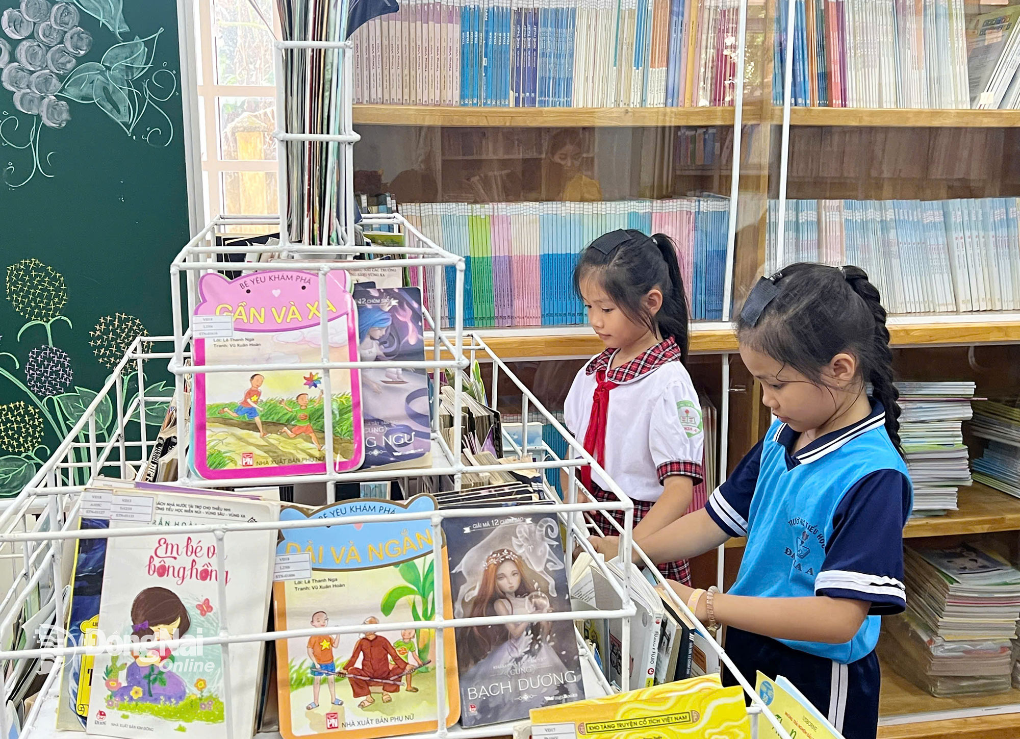 Thư viện của Trường tiểu học Đa Kia A được đầu tư khang trang với nhiều đầu sách mở ra kho tàng tri thức cho các em học sinh. Ảnh: Thanh Thảo
