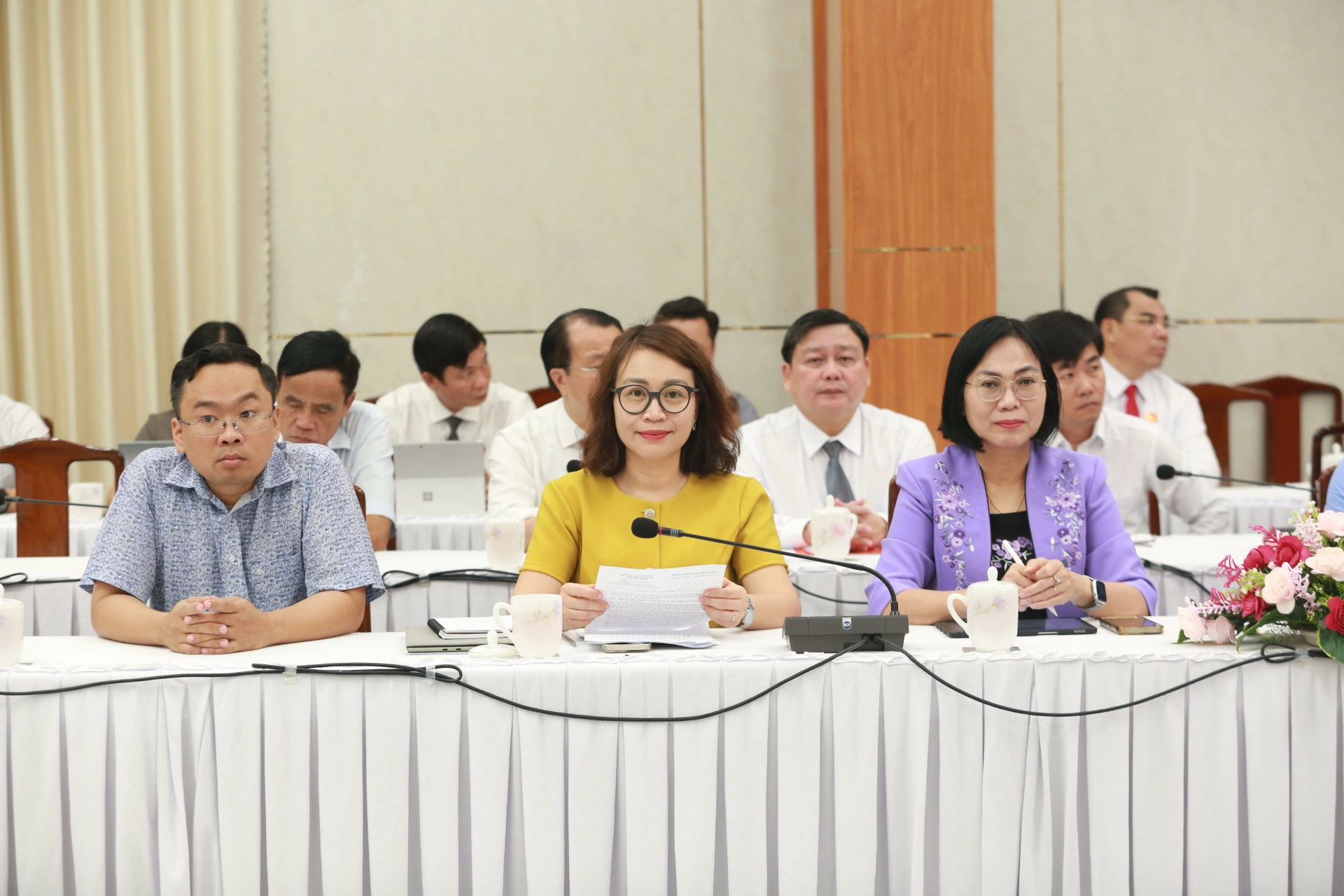 Các đồng chí lãnh đạo tỉnh và các cơ quan, đơn vị trong tỉnh dự hội nghị. Ảnh: Huy Anh