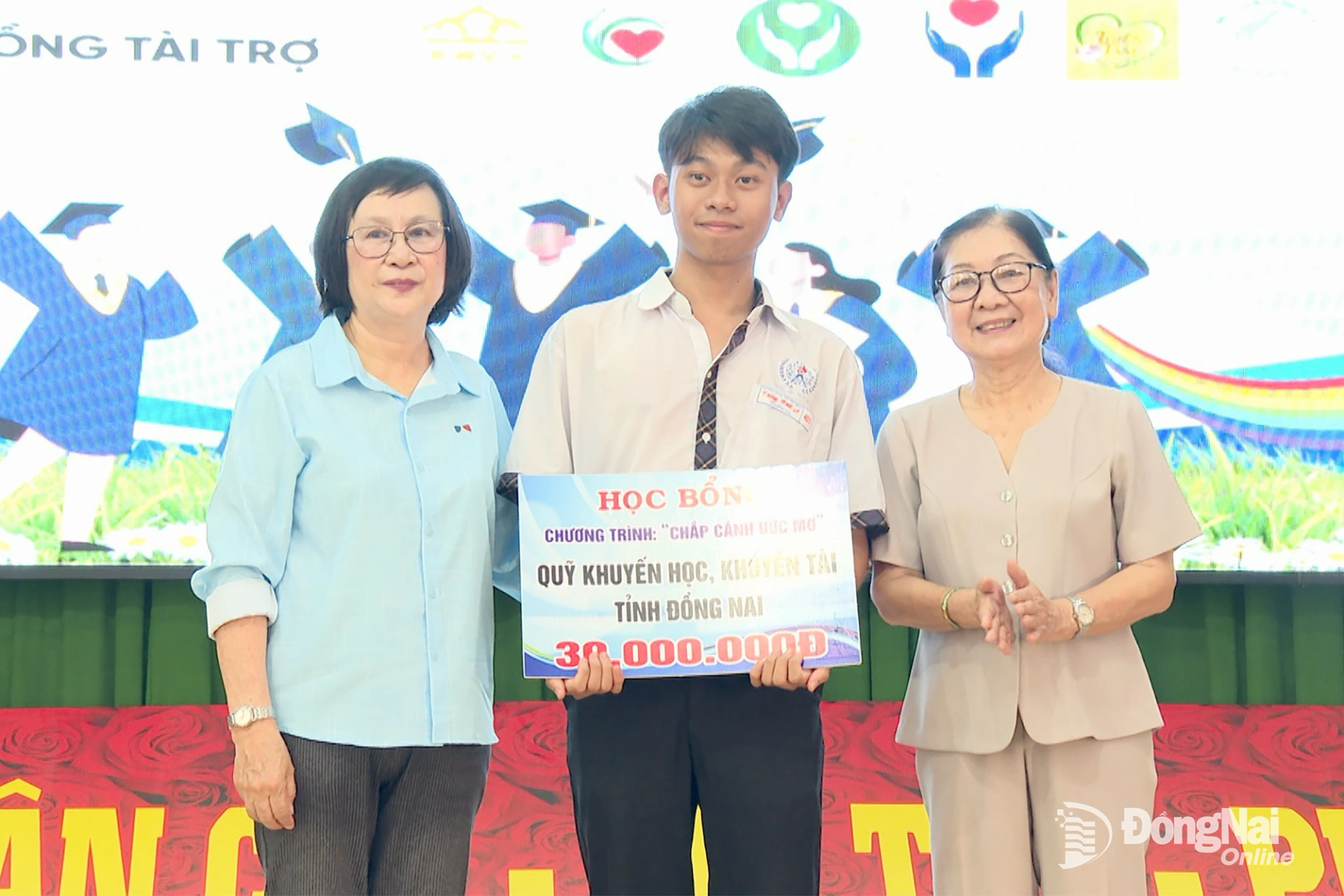 Quỹ Khuyến học tỉnh Đồng Nai trao học bổng trị giá 30 triệu đồng. Ảnh: Phú Quý