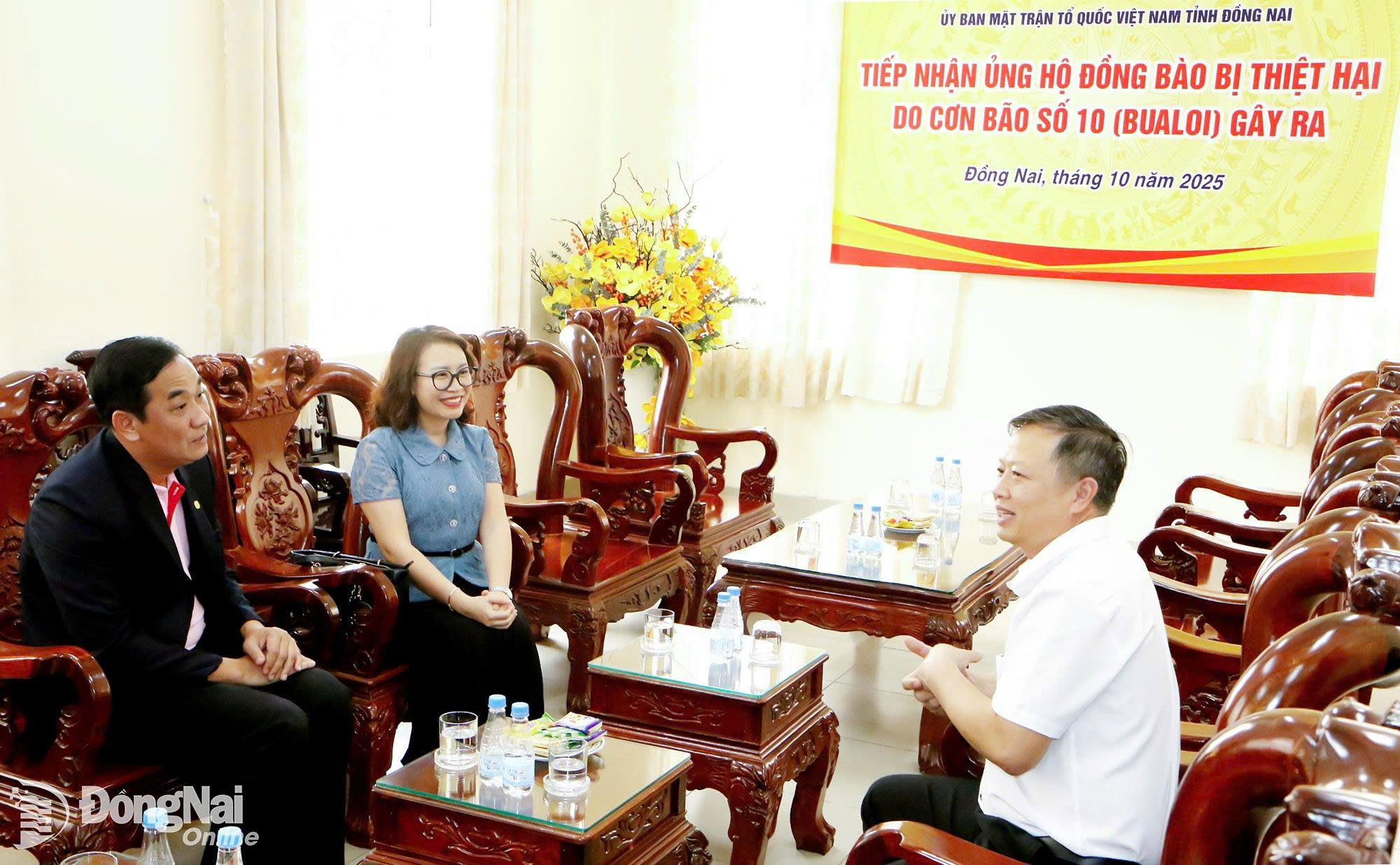 Phó Chủ tịch Ủy ban MTTQ Việt Nam tỉnh Đồng Nai Nguyễn Tấn Phú thông tin đến lãnh đạo Báo và Phát thanh, Truyền hình Đồng Nai, Công ty cổ phần Chăn nuôi C.P Việt Nam về kết quả tiếp nhận ủng hộ người dân bị ảnh hưởng bởi thiên tai. Ảnh: Văn Truyên
