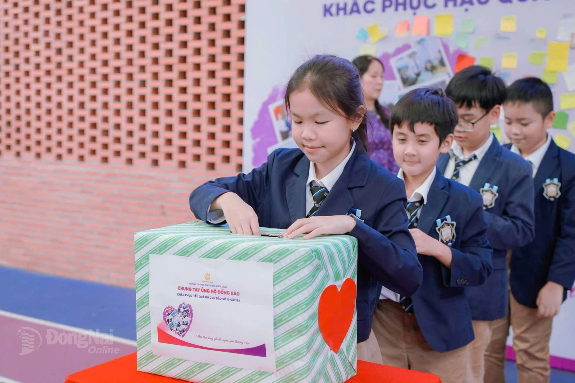 Học sinh Trường TH-THCS-THPT Song ngữ Á Châu ủng hộ khắc phục hậu quả thiên tai.
