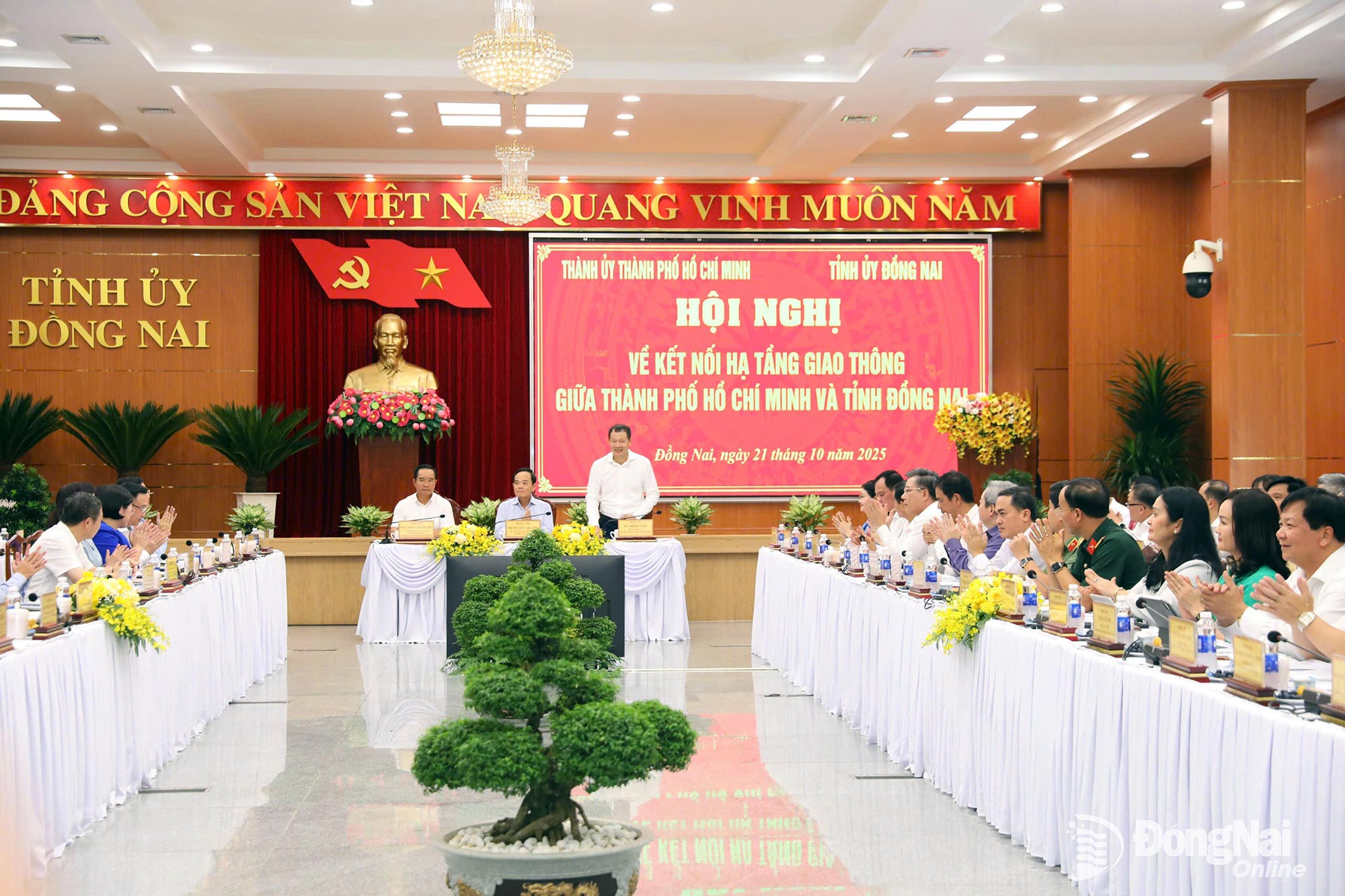 Đồng chí Vũ Hồng Văn, Bí thư Tỉnh ủy, Trưởng đoàn Đại biểu Quốc hội tỉnh Đồng Nai phát biểu tại hội nghị bàn giải pháp kết nối hạ tầng giao thông giữa Thành phố Hồ Chí Minh và tỉnh Đồng Nai. Ảnh: Huy Anh