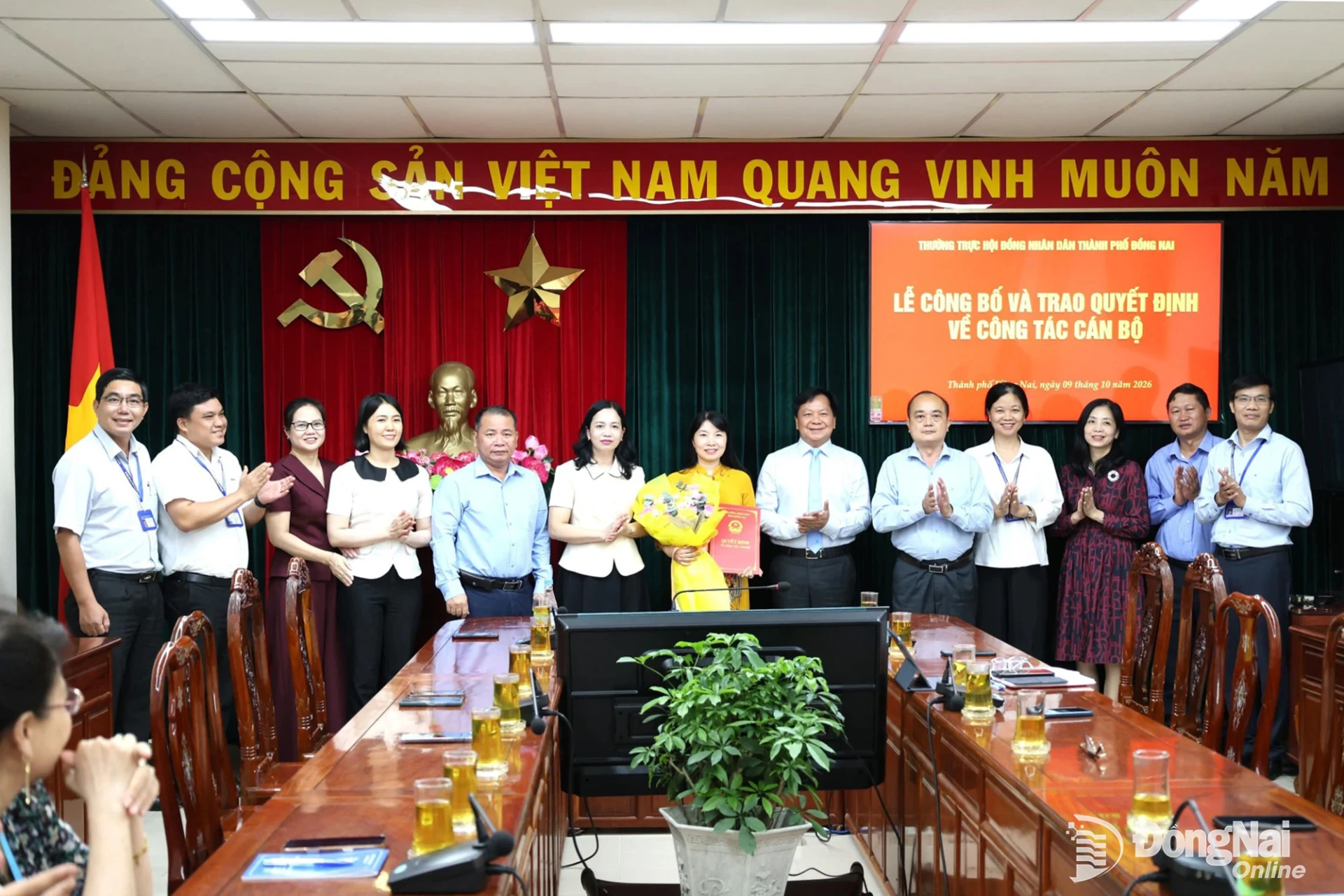 Các đại biểu chụp hình lưu niệm tại buổi lễ. Ảnh: Hồ Thảo