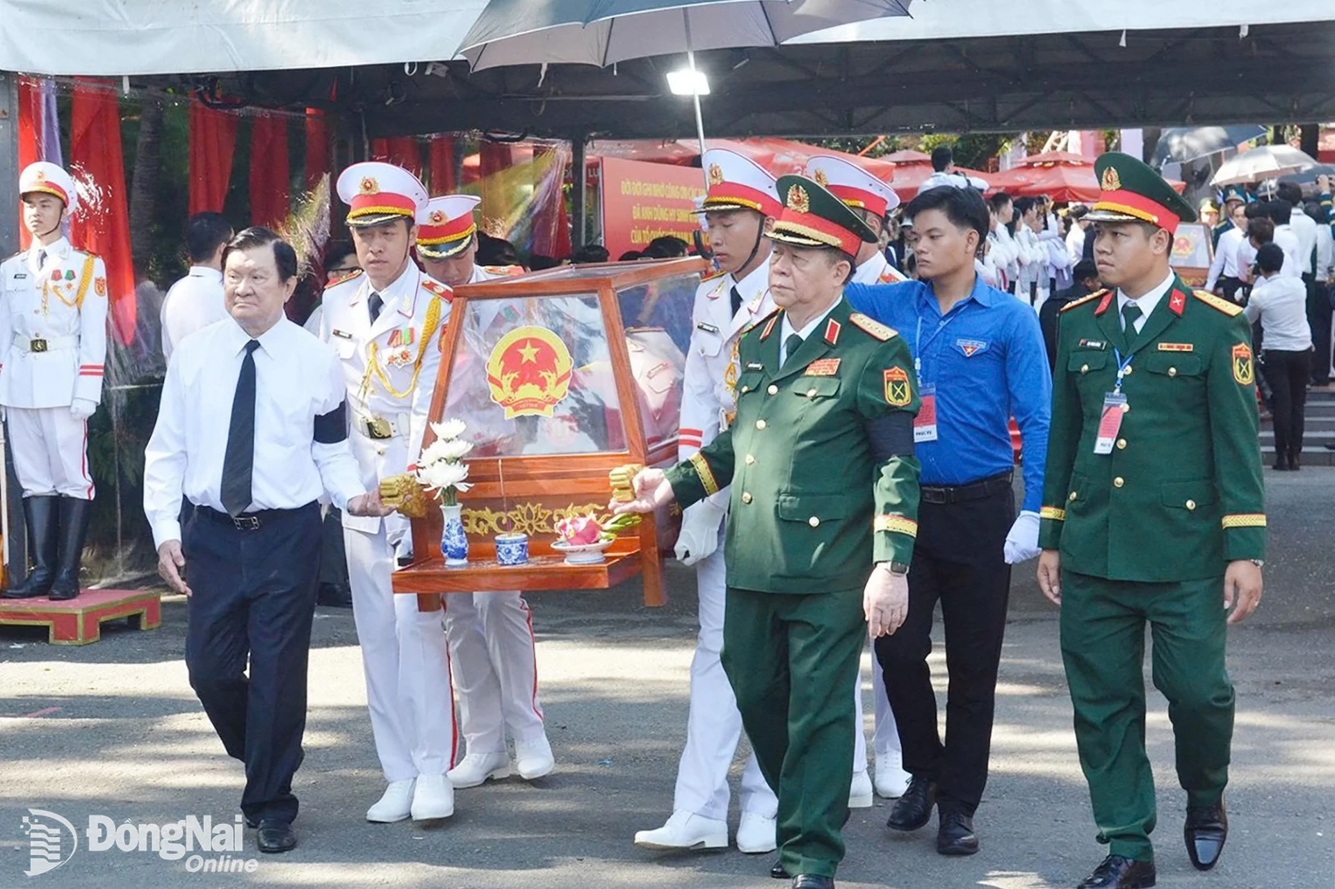Nguyên Chủ tịch nước Trương Tấn Sang và Đại tướng Nguyễn Trọng Nghĩa, Ủy viên Bộ Chính trị, Bí thư Trung ương Đảng, Chủ nhiệm Tổng cục Chính trị Quân đội nhân dân Việt Nam di quách hài cốt liệt sĩ. Ảnh: Nguyệt Hà