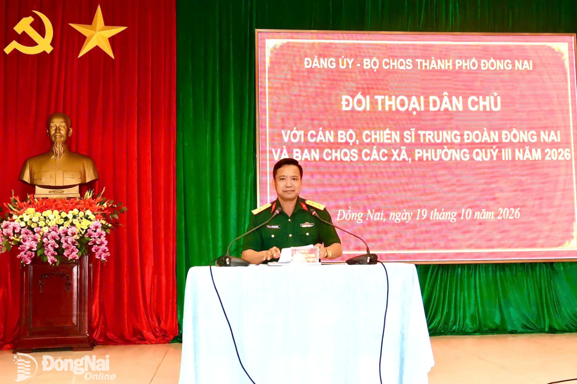 Đại tá Vũ Mạnh Hùng, Phó Chỉ huy trưởng Bộ Chỉ huy Quân sự thành phố chủ trì đối thoại với cán bộ, chiến sĩ Trung đoàn Đồng Nai và 30 ban chỉ huy quân sự cấp xã. Ảnh: Nguyệt Hà