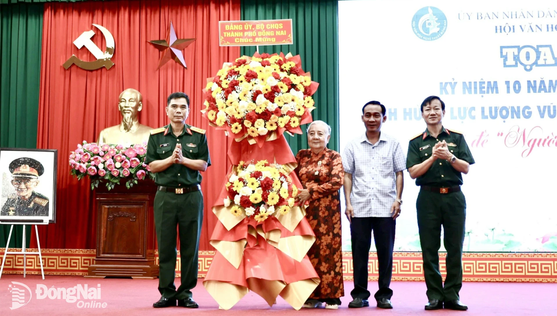 Thủ trưởng Bộ Chỉ huy Quân sự thành phố tặng hoa gia đình cố Đại tá, Anh hùng Lực lượng vũ trang nhân dân Lê Bá Ước trong buổi tọa đàm. Ảnh: Nguyệt Hà