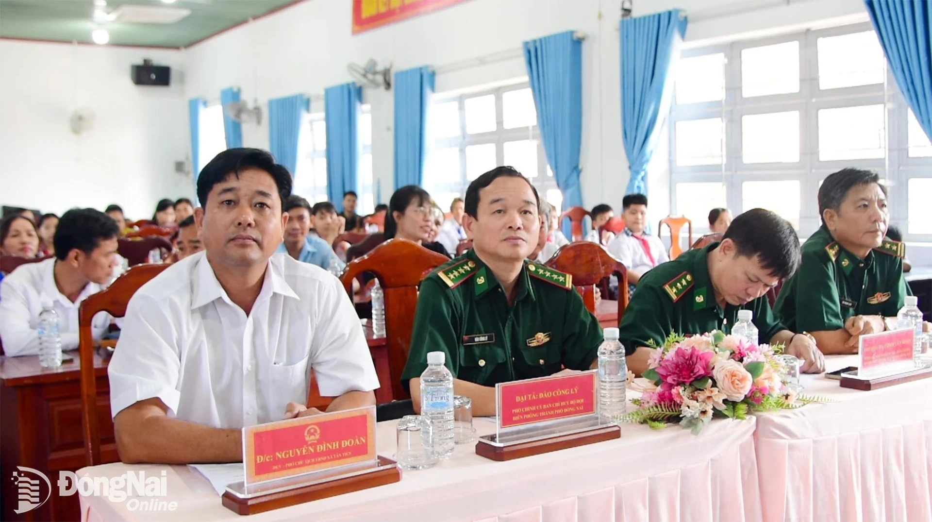Đại biểu dự buổi trao tặng xe đạp. Ảnh: Hữu Thịnh
