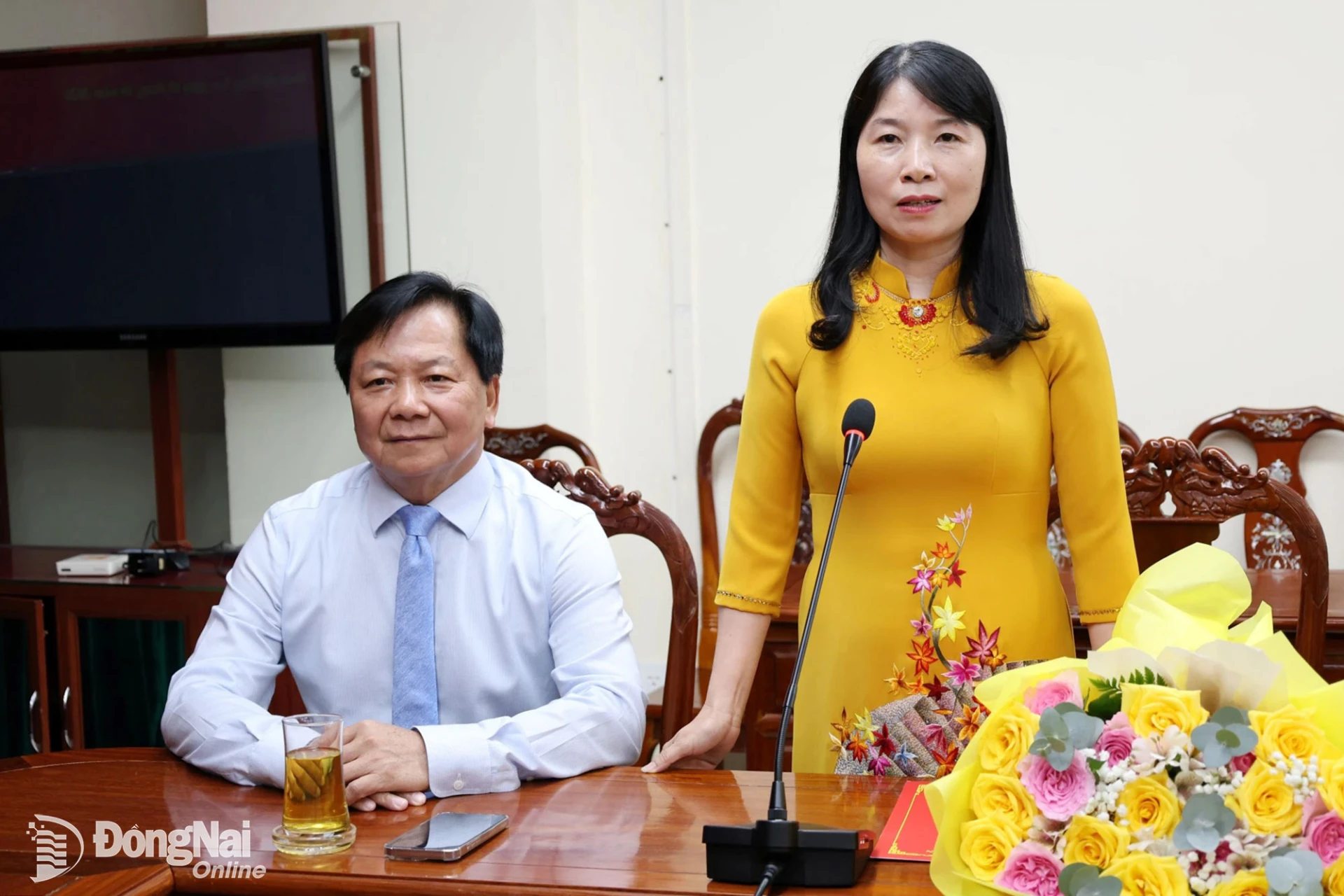 Bà Trịnh Thị Hòa, Phó Chánh văn phòng Đoàn đại biểu Quốc hội và HĐND thành phố phát biểu nhận nhiệm vụ. Ảnh: Hồ Thảo