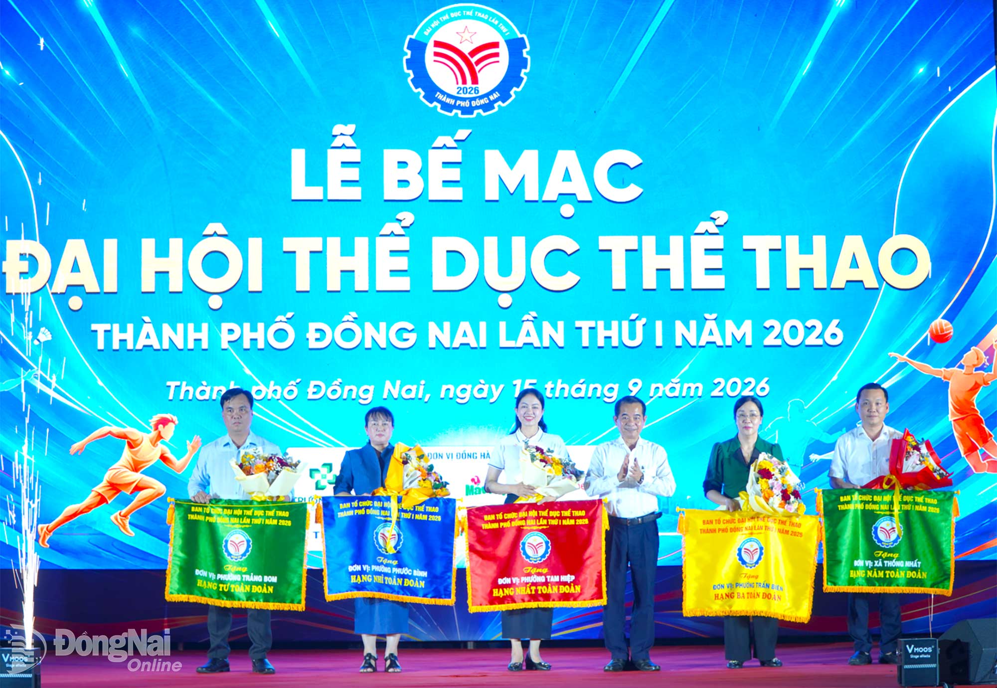 Đồng chí Thái Bảo, Phó Bí thư Thành ủy, Trưởng ban Tổ chức Thành ủy tặng cờ xếp hạng nhất toàn đoàn cho phường Tam Hiệp (giữa) tại Đại hội Thể dục thể thao thành phố.
