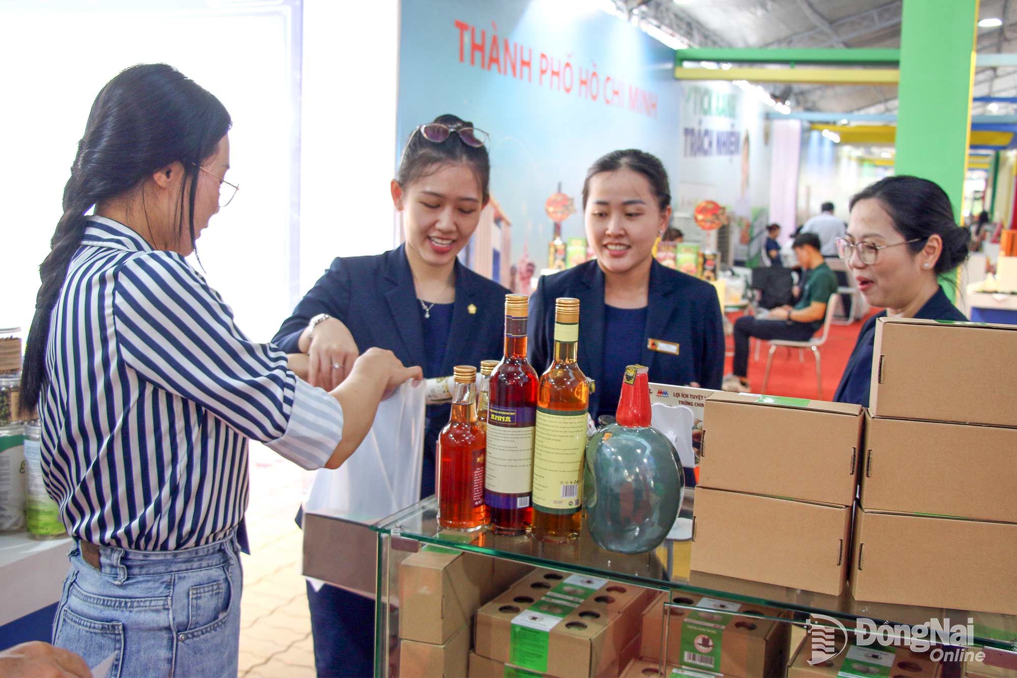Doanh nghiệp, chủ thể OCOP của Đồng Nai tham gia quảng bá, giới thiệu sản phẩm tại chương trình kết nối cung - cầu giữa Thành phố Hồ Chí Minh và các tỉnh, thành phố năm 2026.

