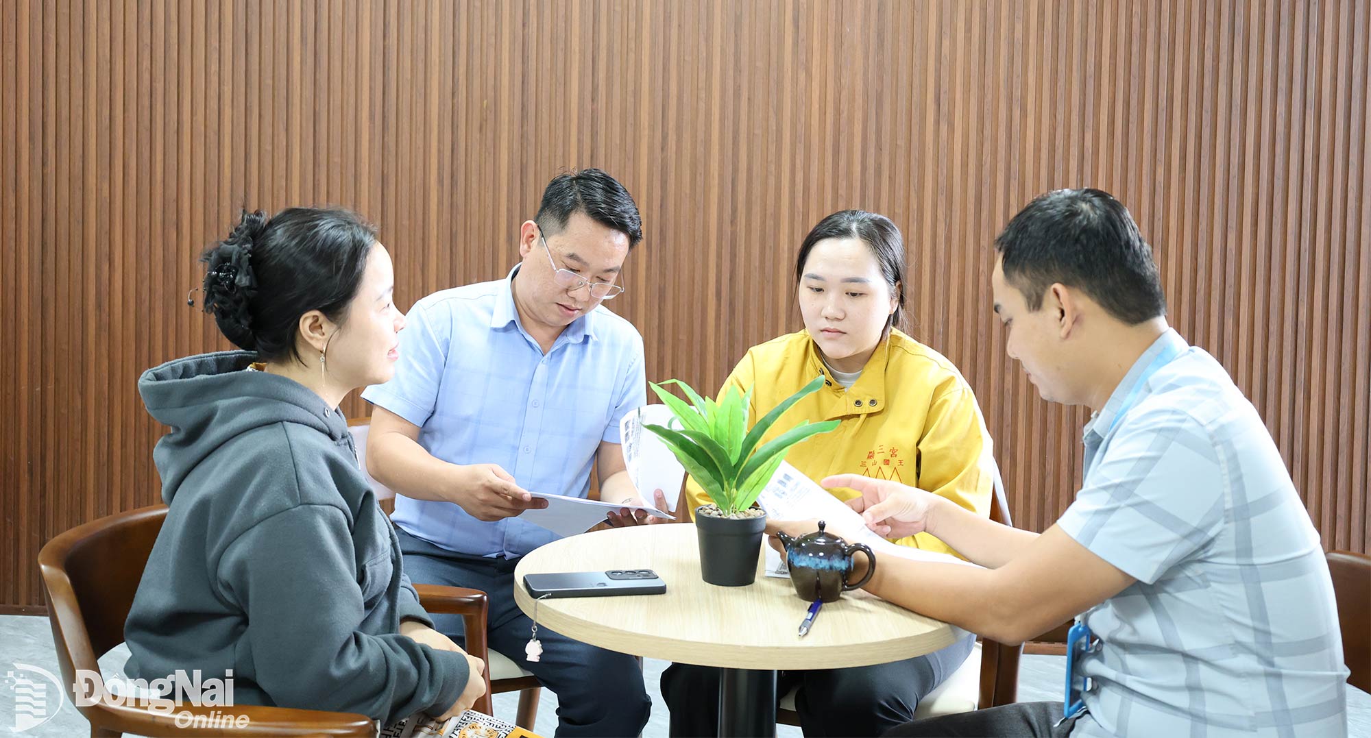 Người dân được cán bộ hướng dẫn làm thủ tục hành chính tại Trung tâm Phục vụ hành chính công phường Hố Nai.