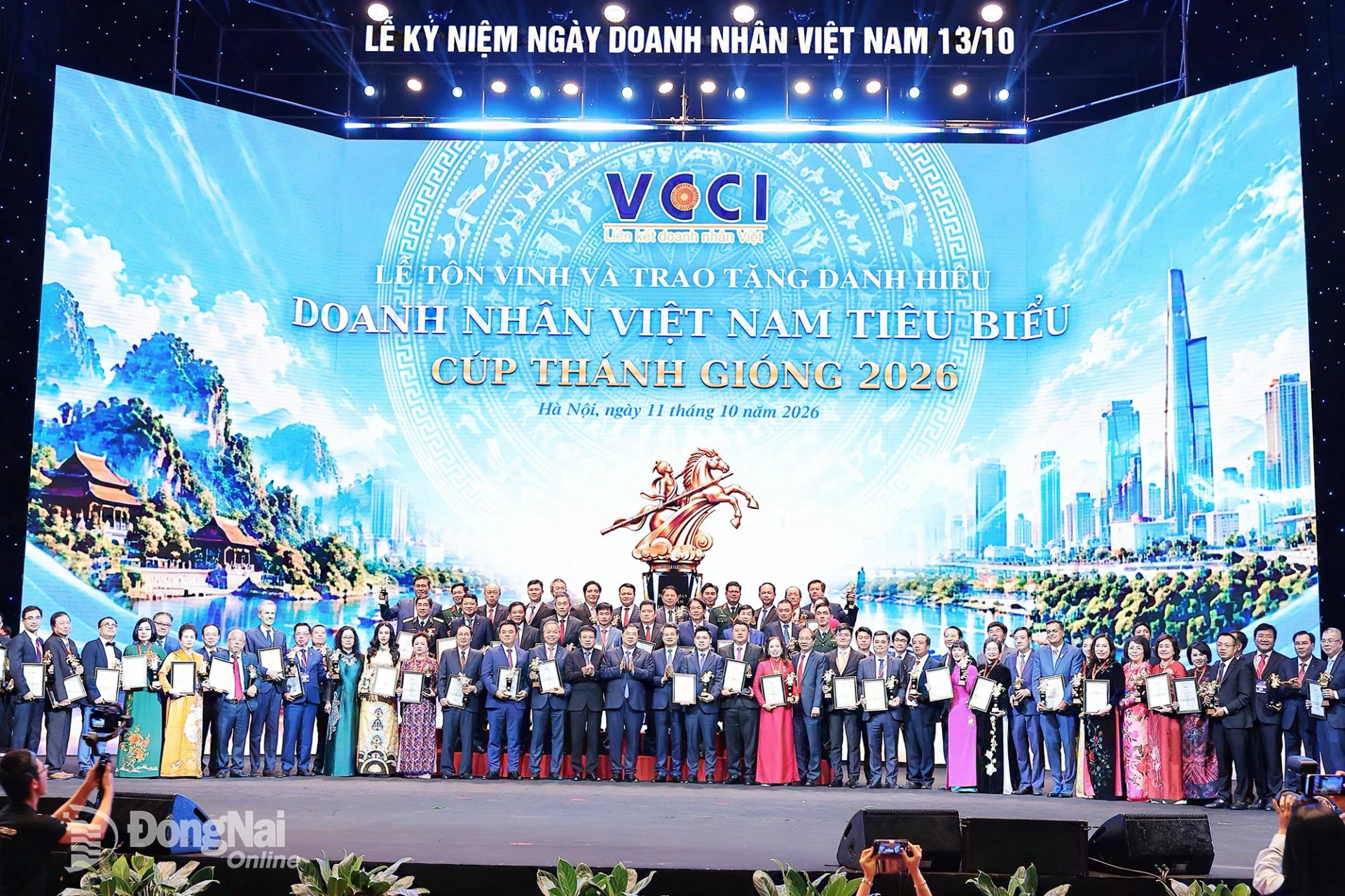 Bà Lê Nữ Thùy Dương, Phó Chủ tịch Hội đồng quản trị kiêm Tổng Giám đốc KN Holdings (hàng đầu, thứ 10 từ trái qua) cùng các doanh nhân được vinh danh tốp 20 doanh nhân Việt Nam tiêu biểu xuất sắc nhất.