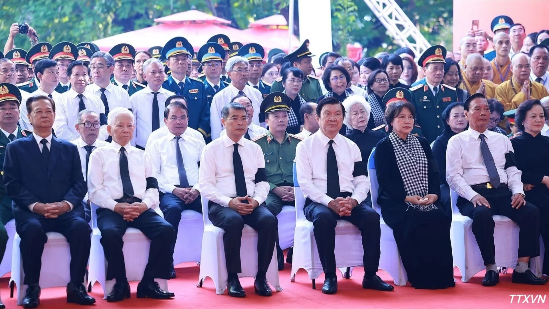 Thủ tướng Lê Minh Hưng dự Lễ viếng, Lễ truy điệu 731 hài cốt liệt sĩ được tìm kiếm, quy tập tại Công viên văn hóa Lê Thị Riêng, phường Hòa Hưng, Thành phố Hồ Chí Minh. (Ảnh: Dương Giang/TTXVN)

