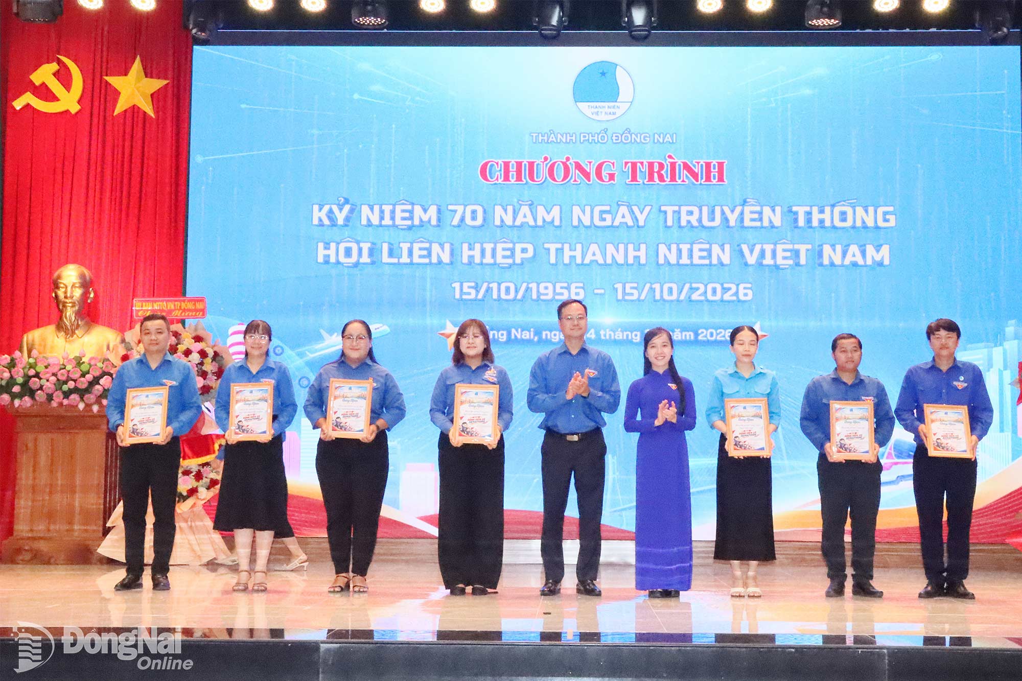 Trao giải thưởng cho các tập thể đạt thành tích cao tại các cuộc thi do Hội Liên hiệp thanh niên thành phố tổ chức. Ảnh: Quang Minh