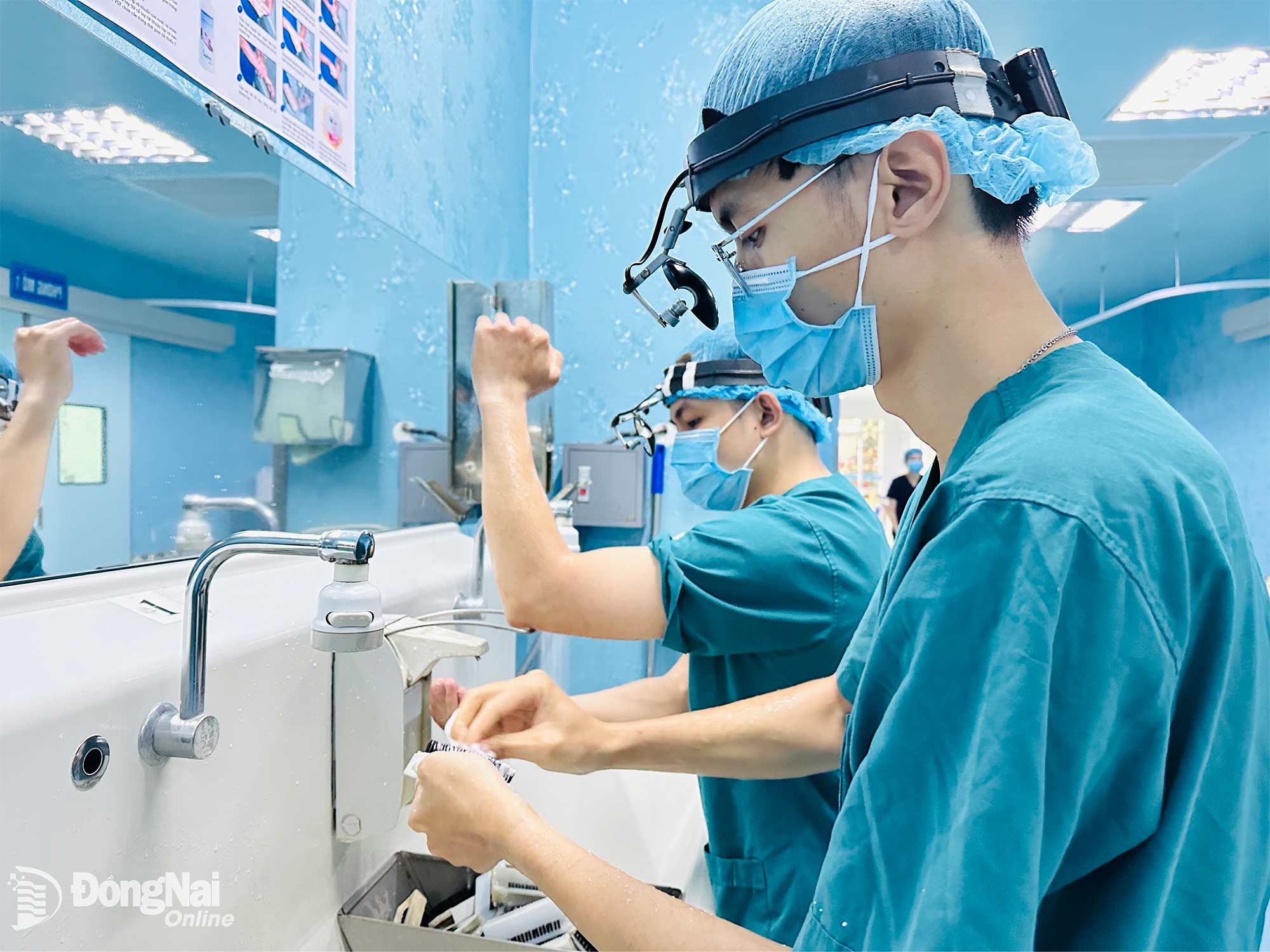 Các bác sĩ Bệnh viện Đa khoa khu vực Long Khánh rửa tay với xà phòng trước khi thực hiện ca phẫu thuật.