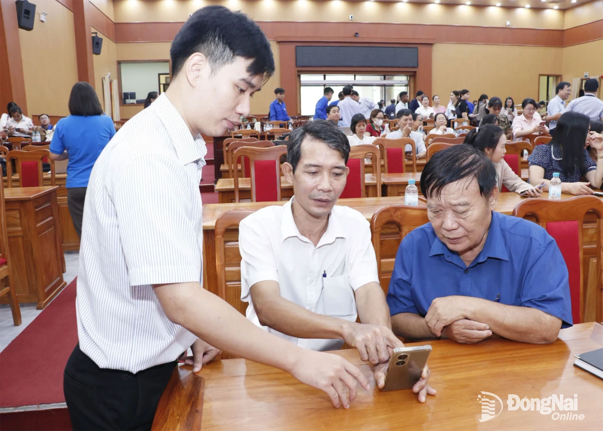 Người dân phường Bình Phước được hướng dẫn sử dụng các ứng dụng số. Ảnh: ĐVCC