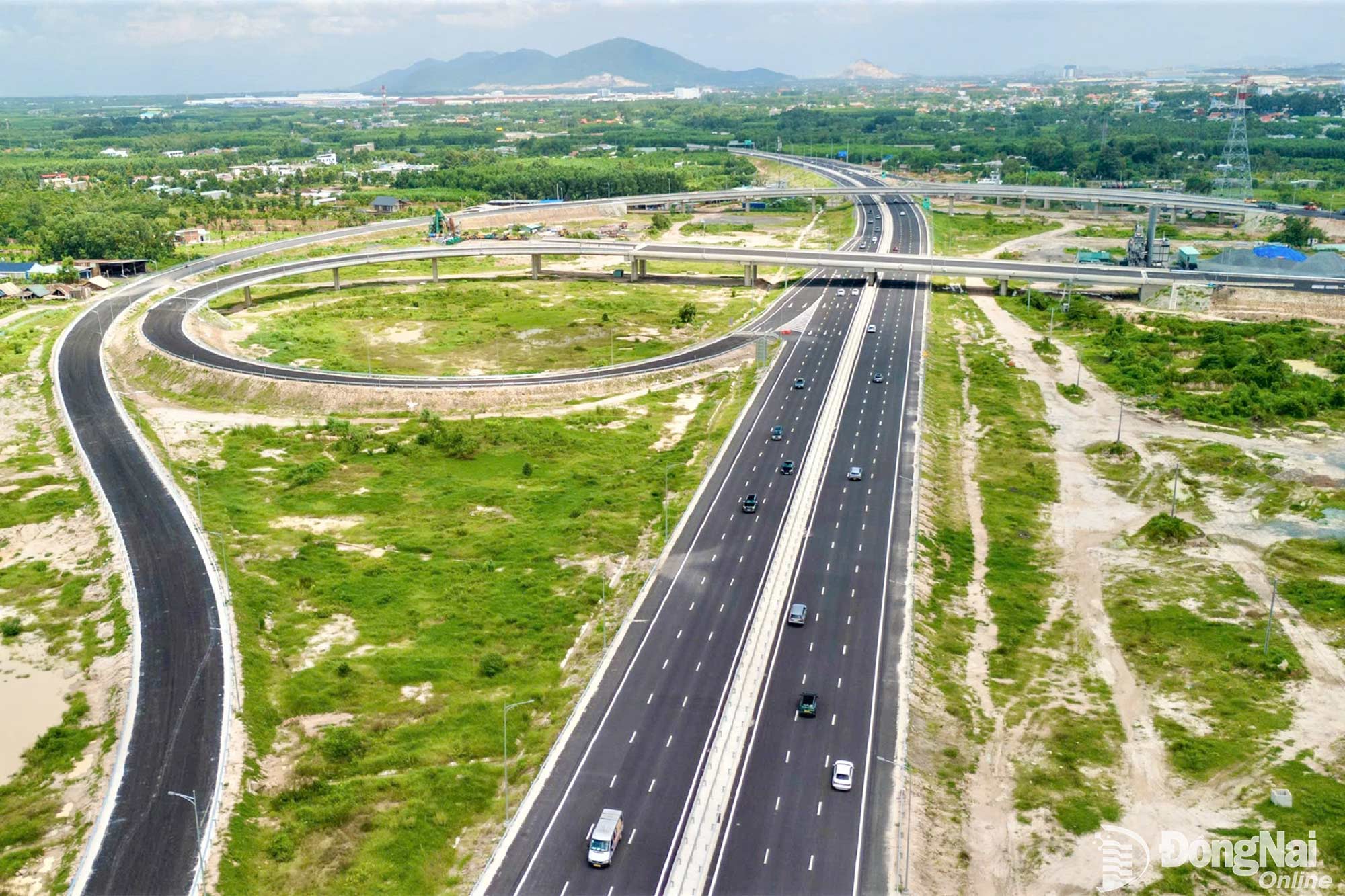 Tuyến cao tốc Biên Hòa - Vũng Tàu đã được đưa vào khai thác tuyến chính từ tháng 5-2026 và đang được đẩy nhanh tiến độ hoàn thành, đưa vào khai thác đồng bộ.