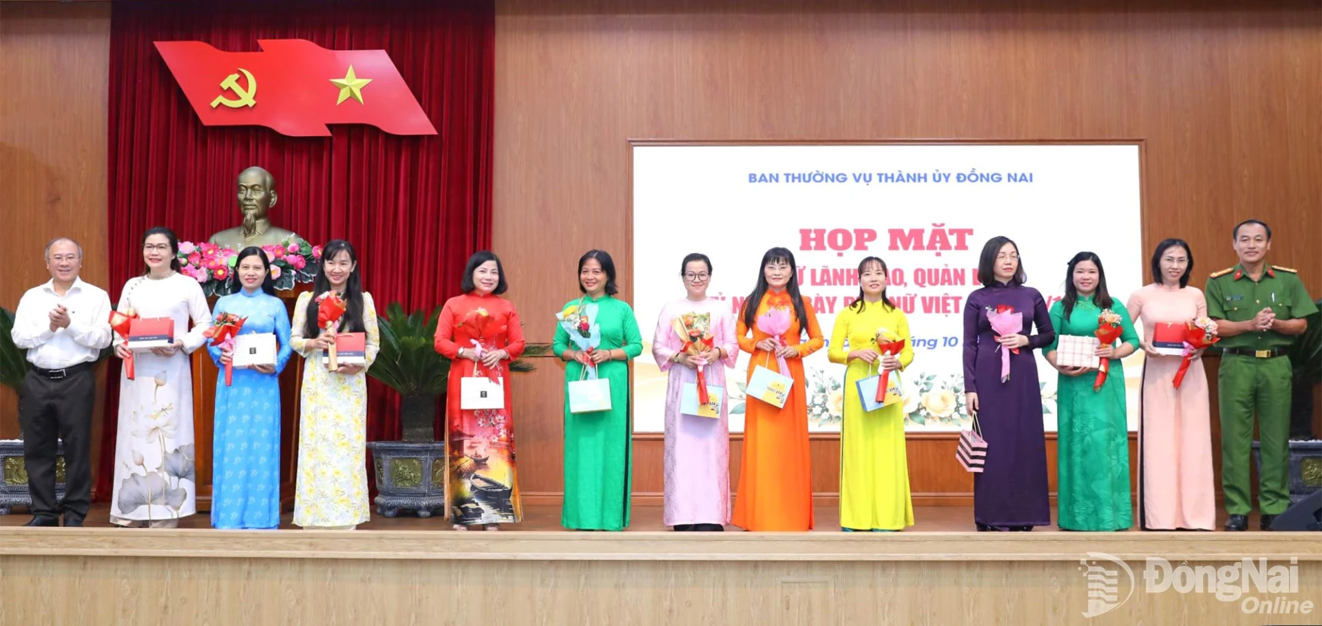 Các đồng chí lãnh đạo thành phố tặng hoa, quà chúc mừng các đồng chí nữ lãnh đạo, quản lý nhân ngày Phụ nữ Việt Nam. Ảnh: Huy Anh