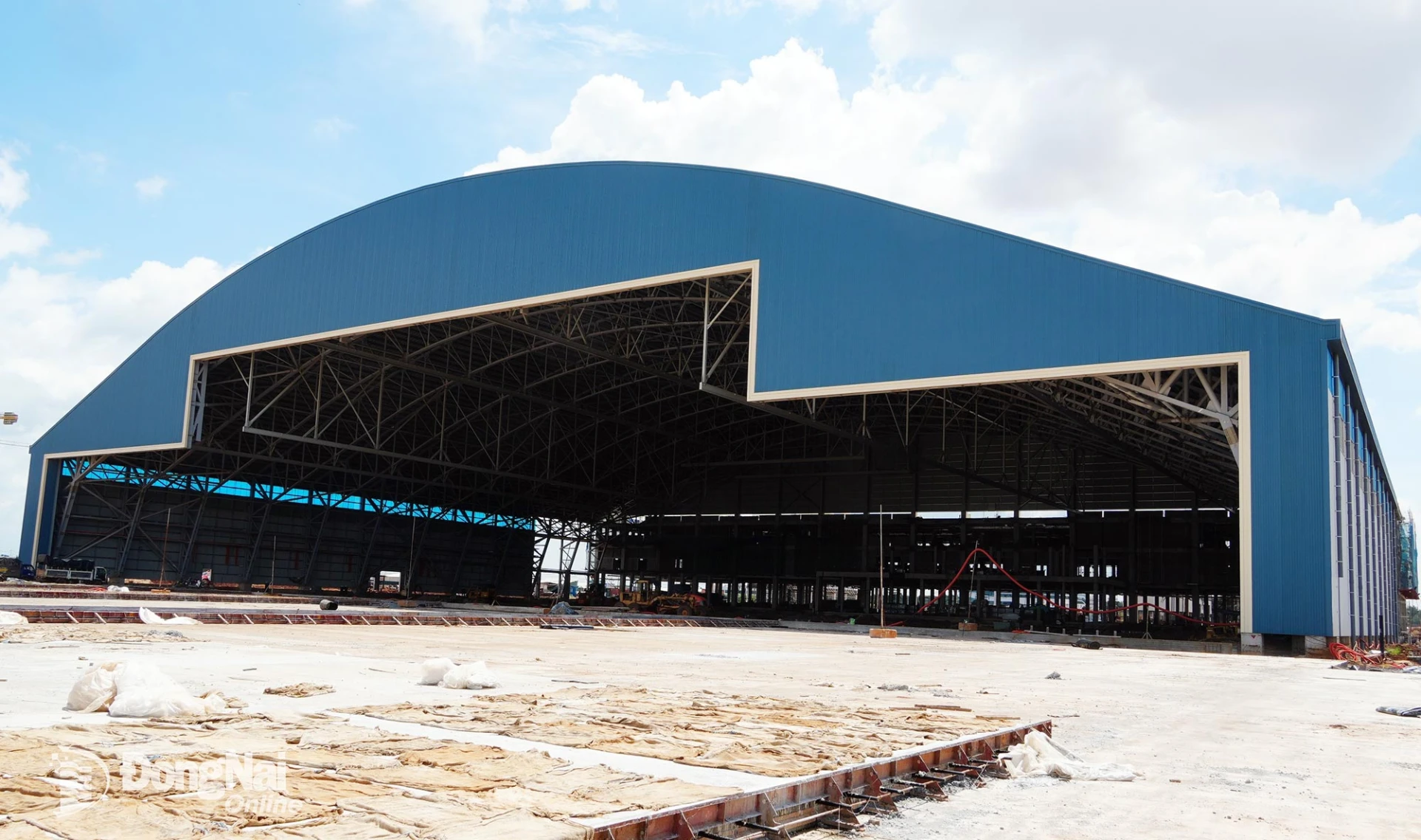 Một hangar (nhà chứa máy bay) tại Sân bay Long Thành đang được thi công hoàn thiện phục vụ nhu cầu khai thác. Ảnh: Phạm Tùng