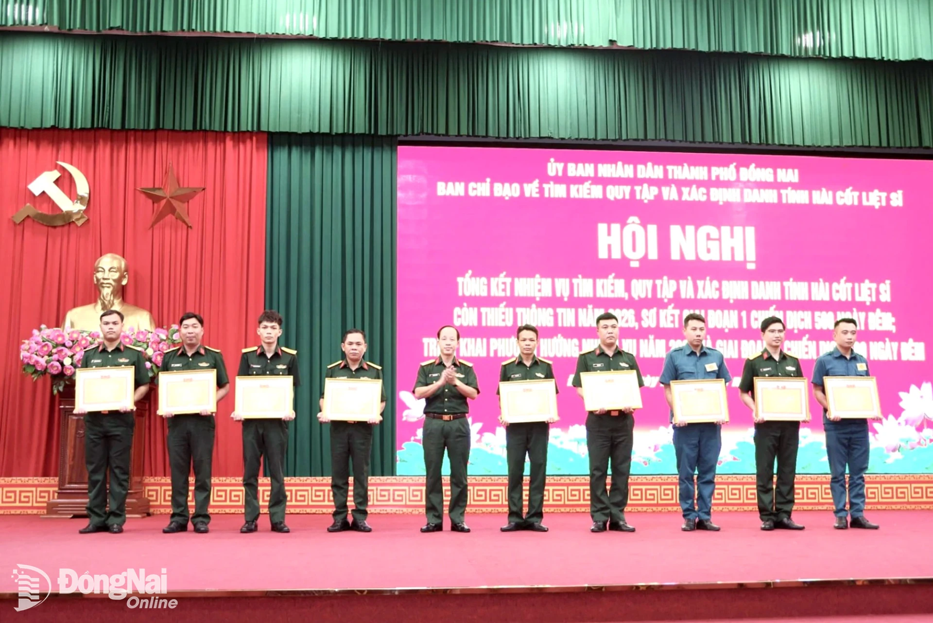 Đại tá Bùi Khánh Hòa, Phó Chỉ huy trưởng Bộ Chỉ huy Quân sự thành phố trao giấy khen cho các cá nhân. Ảnh: Nguyệt Hà
