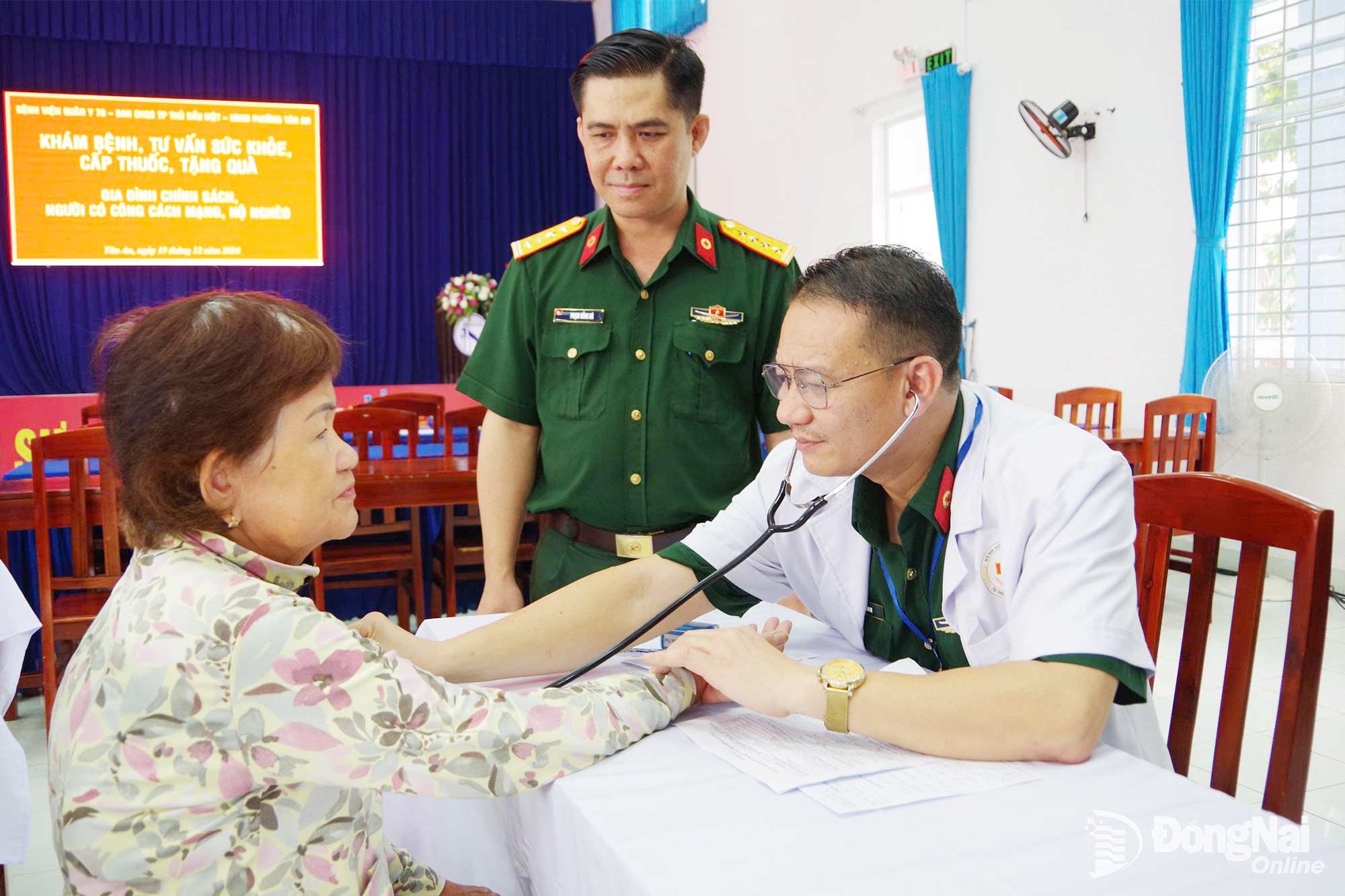 Bác sĩ Bệnh viện Quân y 7B khám bệnh miễn phí cho người dân có hoàn cảnh khó khăn trên địa bàn thành phố.