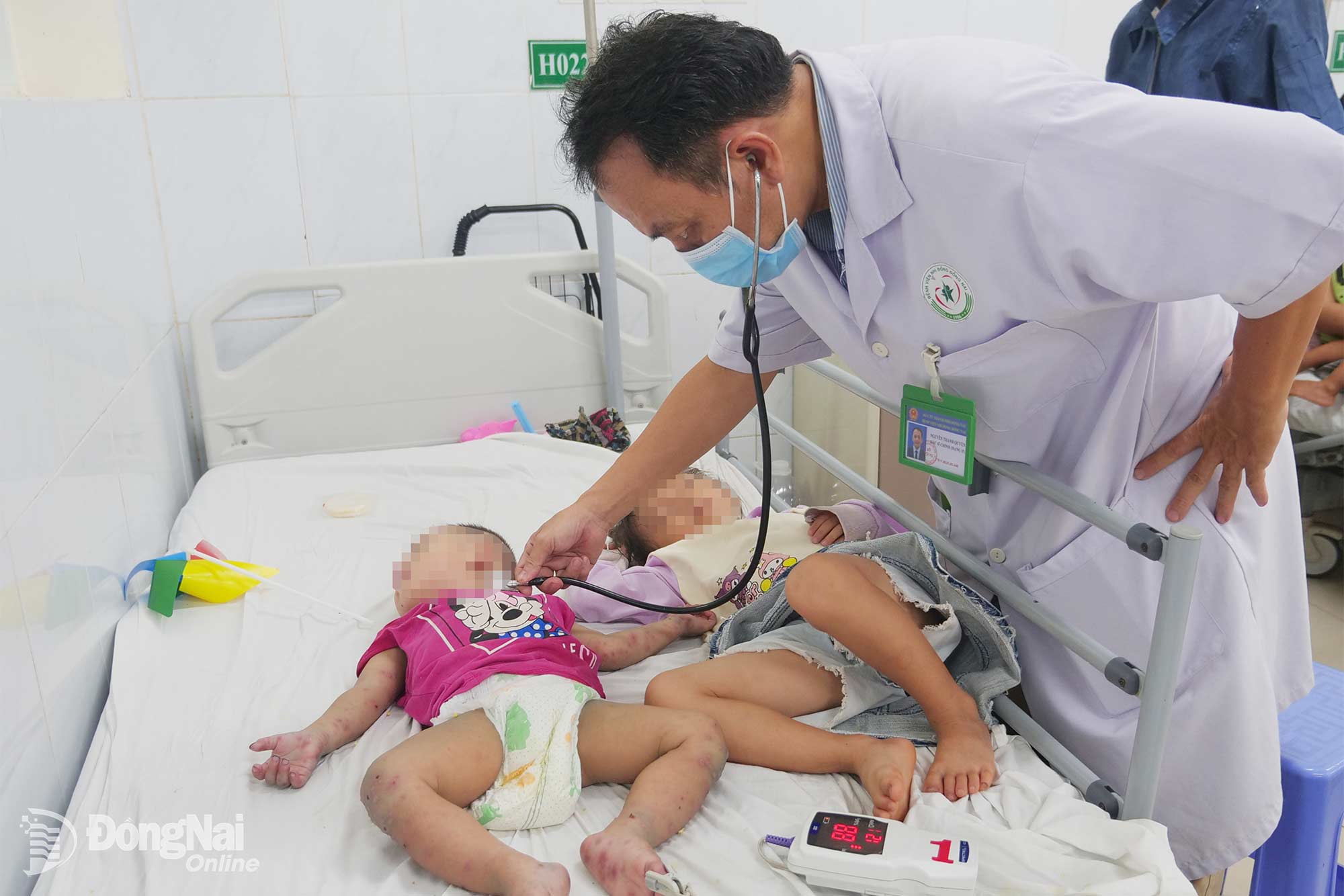 Bác sĩ khám cho bệnh nhi bị bệnh tay chân miệng tại Bệnh viện Nhi đồng Đồng Nai.

