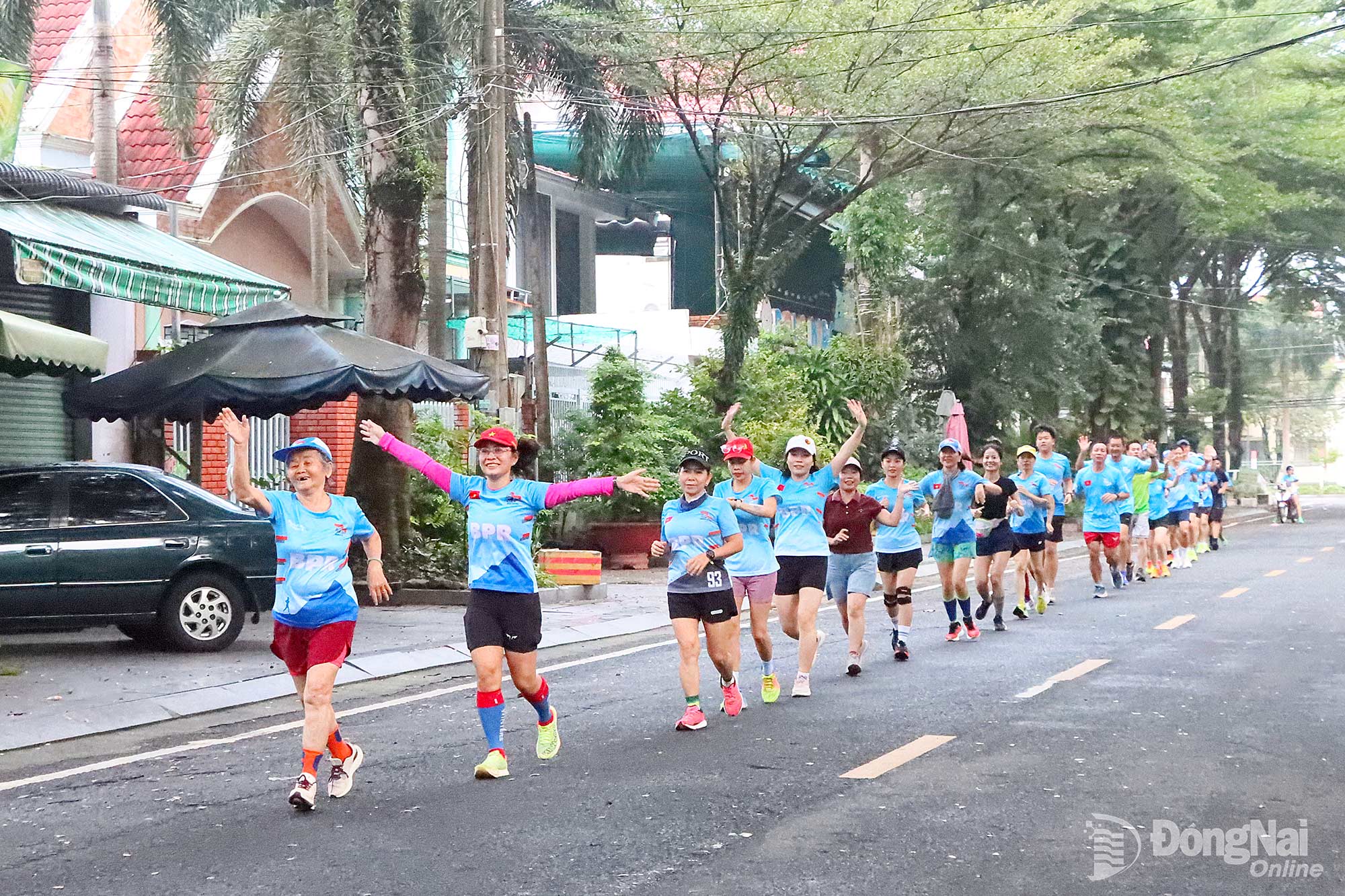 Thành viên Câu lạc bộ Bình Phước Runners chạy bộ trên các tuyến đường tại phường Bình Phước vào Chủ nhật hằng tuần.