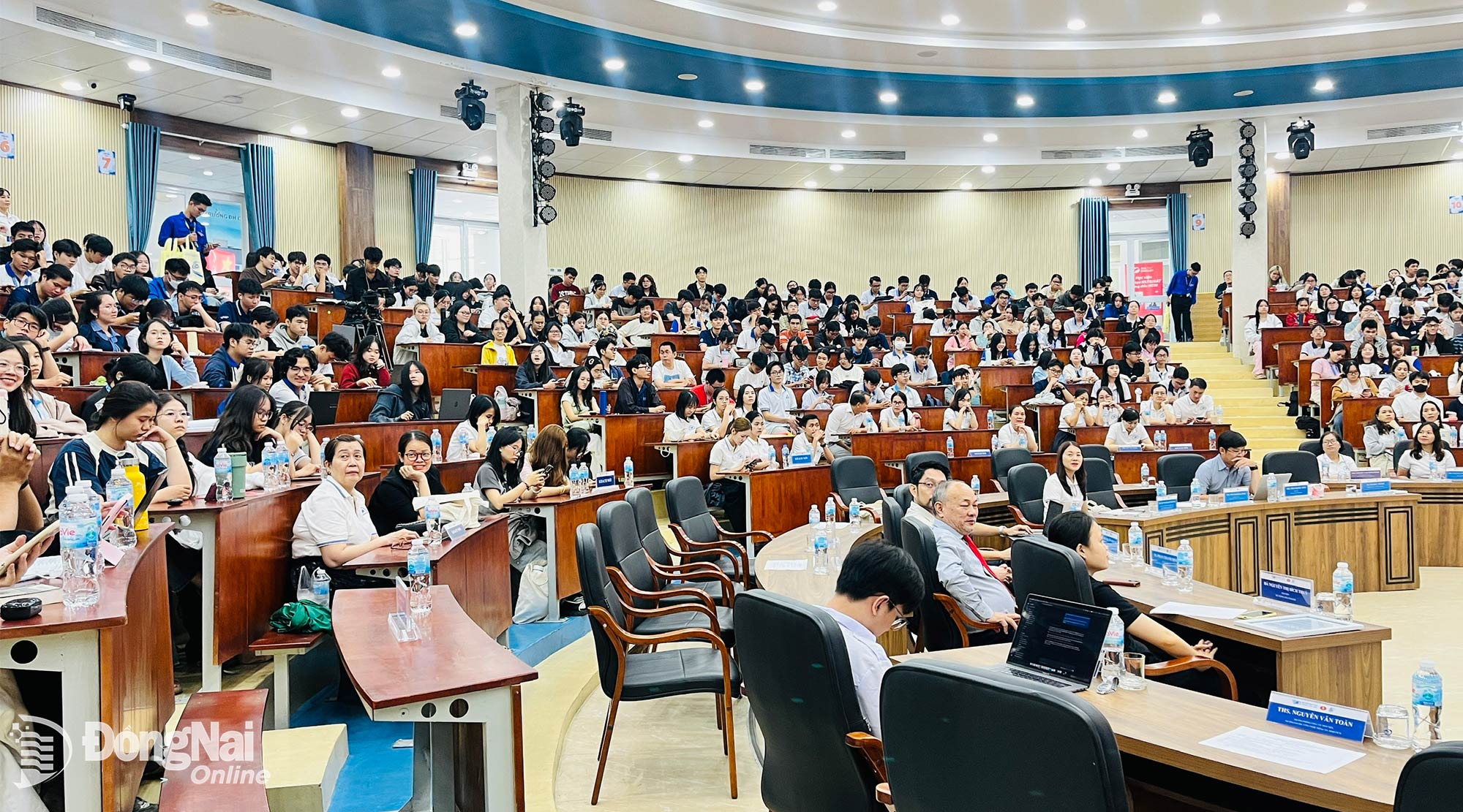 Sinh viên tham dự chương trình.
